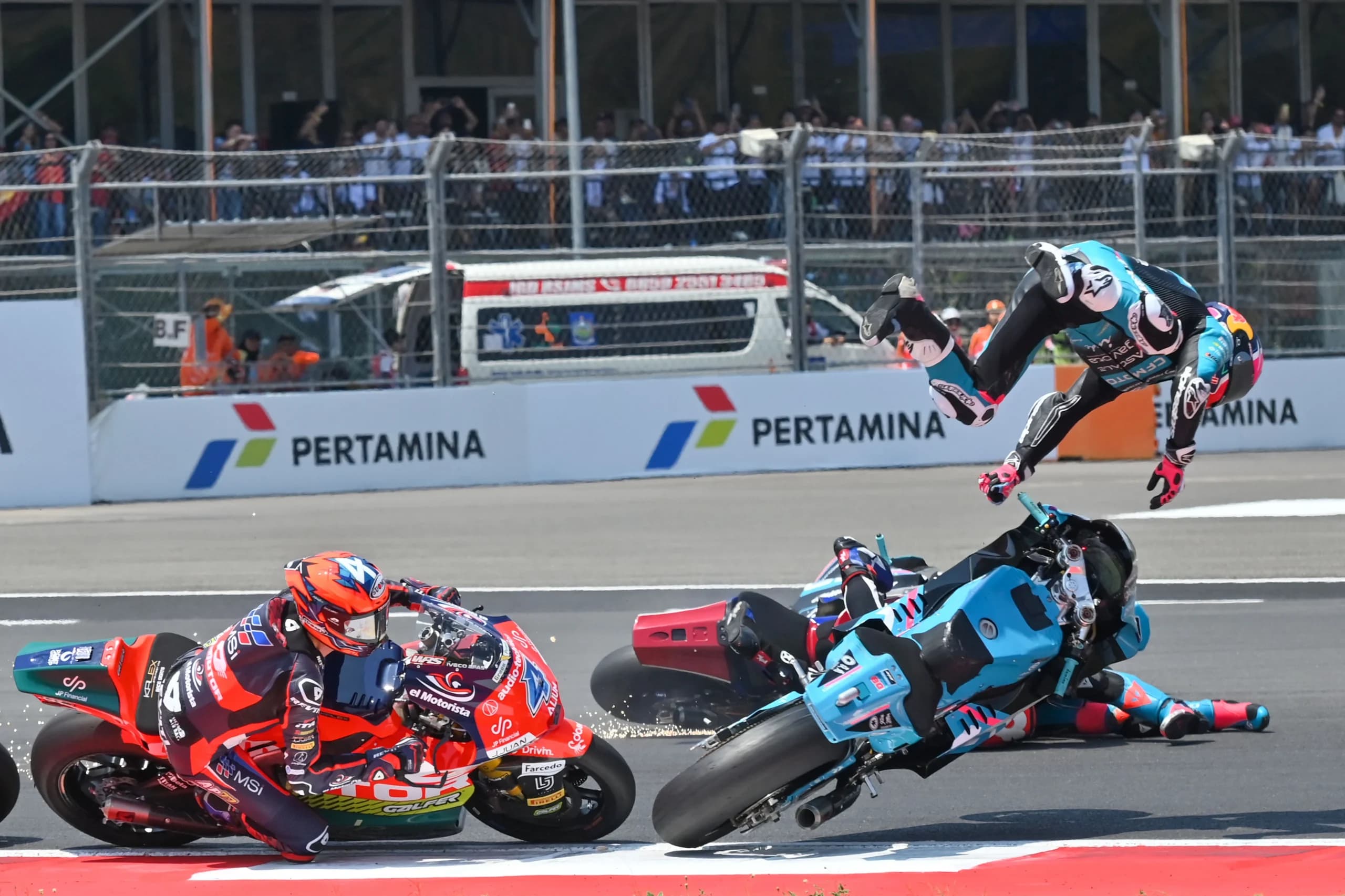 Pembalap CFMOTO Power Electronics Aspar Team David Alonso (kanan) terpental usai bersenggolan dengan rekan satu timnya, Daniel Holgado (tidak terlihat), sementara pembalap QJMOTOR JP Financial MSI Ivan Ortola (kiri) melaju saat balapan Moto2 Pertamina Grand Prix of Indonesia 2026 di Sirkuit Internasional Pertamina Mandalika, KEK Mandalika, Lombok Tengah, NTB Pembalap CFMOTO Power Electronics Aspar Team David Alonso (kanan) terpental usai bersenggolan dengan rekan satu timnya, Daniel Holgado (tidak terlihat), sementara pembalap QJMOTOR JP Financial MSI Ivan Ortola (kiri) melaju saat balapan Moto2 Pertamina Grand Prix of Indonesia 2026 di Sirkuit Internasional Pertamina Mandalika, KEK Mandalika, Lombok Tengah, NTB
