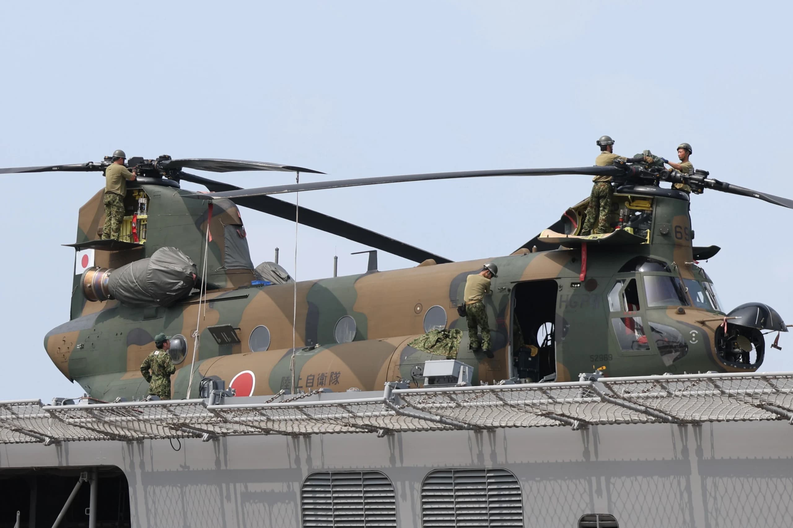 Sejumlah personel militer Jepang melakukan pengecekan helikopter CH-47 Chinook di kapal Japan Maritime Self-Defense Force (JMSDF) JS Kunisaki di Pelabuhan Kijing, Kabupaten Mempawah, Kalimantan Barat, Rabu (30/9/2026). Sejumlah personel militer Jepang melakukan pengecekan helikopter CH-47 Chinook di kapal Japan Maritime Self-Defense Force (JMSDF) JS Kunisaki di Pelabuhan Kijing, Kabupaten Mempawah, Kalimantan Barat, Rabu (30/9/2026).