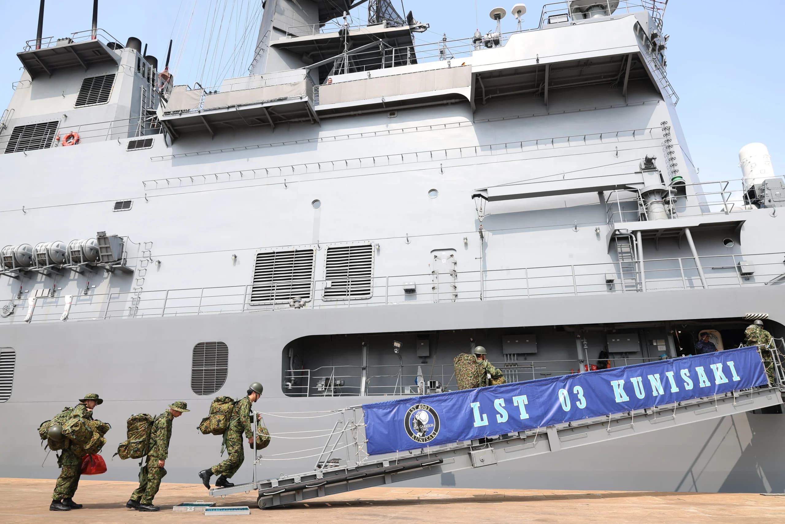 Sejumlah personel Japan Disaster Relief (JDR) berjalan menaiki tangga kapal Japan Maritime Self-Defense Force (JMSDF) JS Kunisaki di Pelabuhan Kijing, Kabupaten Mempawah, Kalimantan Barat, Rabu (30/9/2026). Sejumlah personel Japan Disaster Relief (JDR) berjalan menaiki tangga kapal Japan Maritime Self-Defense Force (JMSDF) JS Kunisaki di Pelabuhan Kijing, Kabupaten Mempawah, Kalimantan Barat, Rabu (30/9/2026).