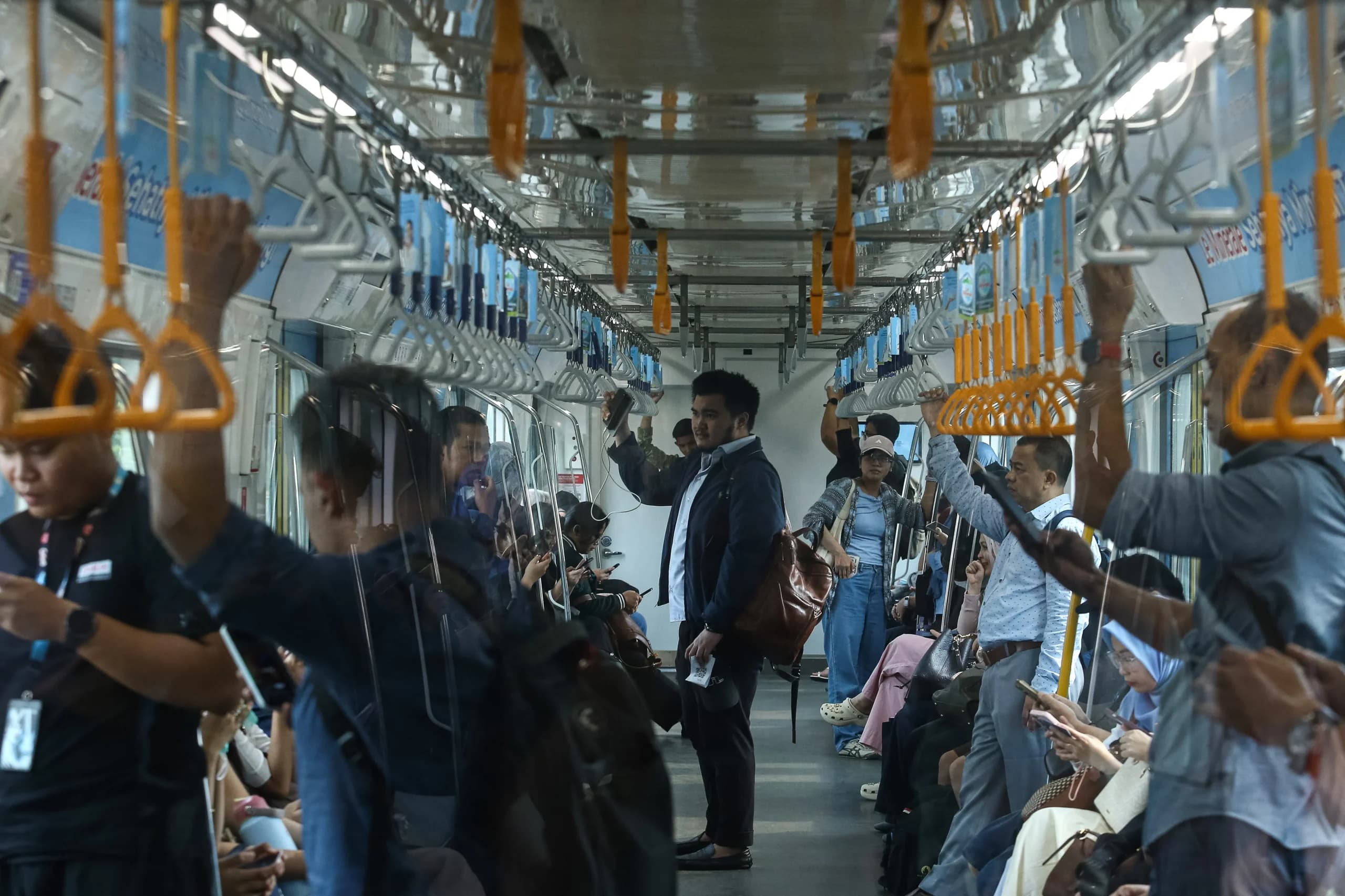 Penumpang berada di dalam gerbong kereta Moda Raya Terpadu (MRT) saat melaju menuju Stasiun Lebak Bulus di Jakarta, Rabu (7/10/2026). Penumpang berada di dalam gerbong kereta Moda Raya Terpadu (MRT) saat melaju menuju Stasiun Lebak Bulus di Jakarta, Rabu (7/10/2026).