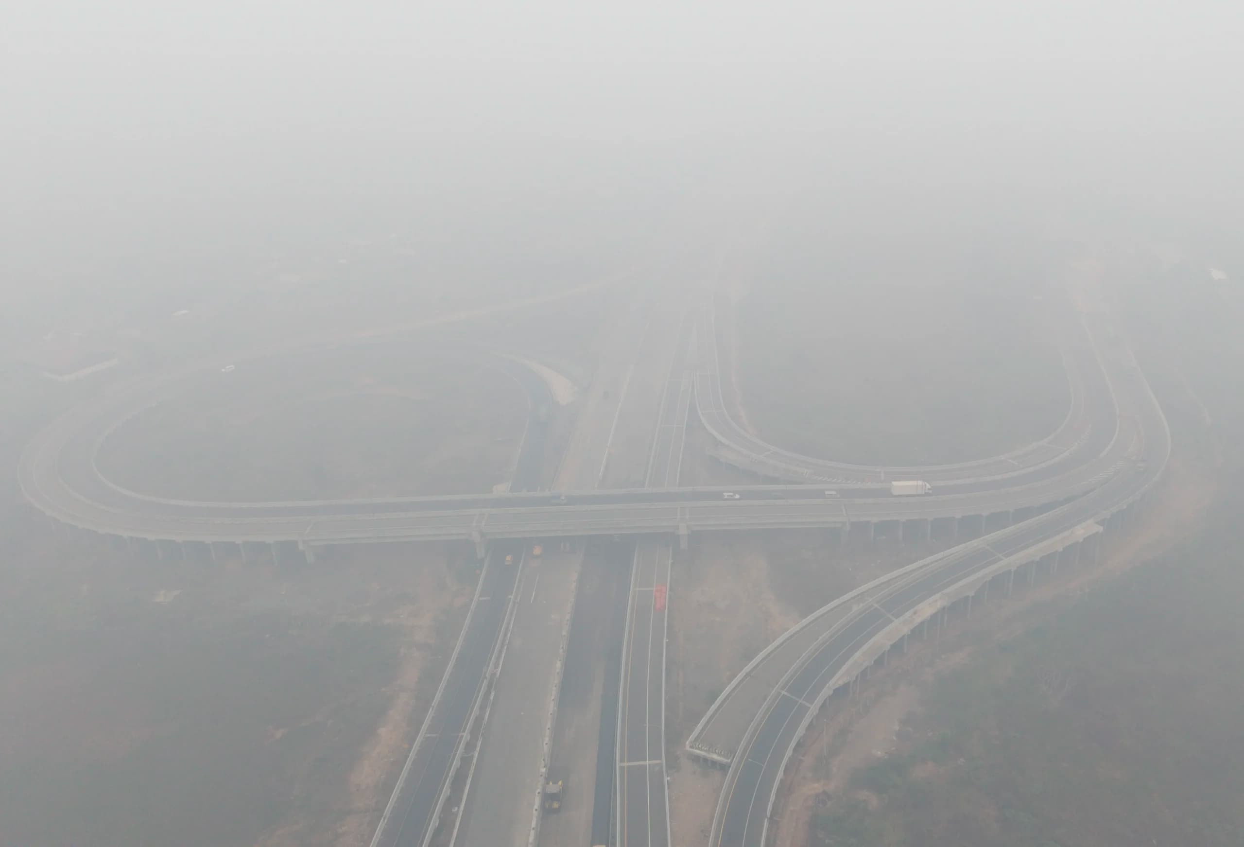 Sejumlah kendaraan melintas di simpang susun Jalan Tol Trans Sumatera (JTTS) ruas Palembang-Lampung yang tertutup kabut asap di Desa Ibul Besar III, Pemulutan, Ogan Ilir (OI), Sumatera Selatan Sejumlah kendaraan melintas di simpang susun Jalan Tol Trans Sumatera (JTTS) ruas Palembang-Lampung yang tertutup kabut asap di Desa Ibul Besar III, Pemulutan, Ogan Ilir (OI), Sumatera Selatan