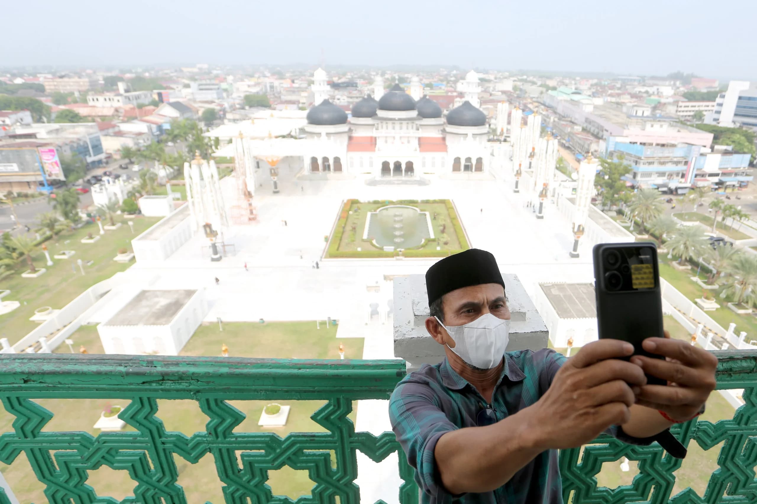 Wisatawan berswafoto di kawasan Masjid Raya Baiturrahman yang diselimuti kabut asap di Banda Aceh, Aceh, Jumat (16/10/2026). Wisatawan berswafoto di kawasan Masjid Raya Baiturrahman yang diselimuti kabut asap di Banda Aceh, Aceh, Jumat (16/10/2026).