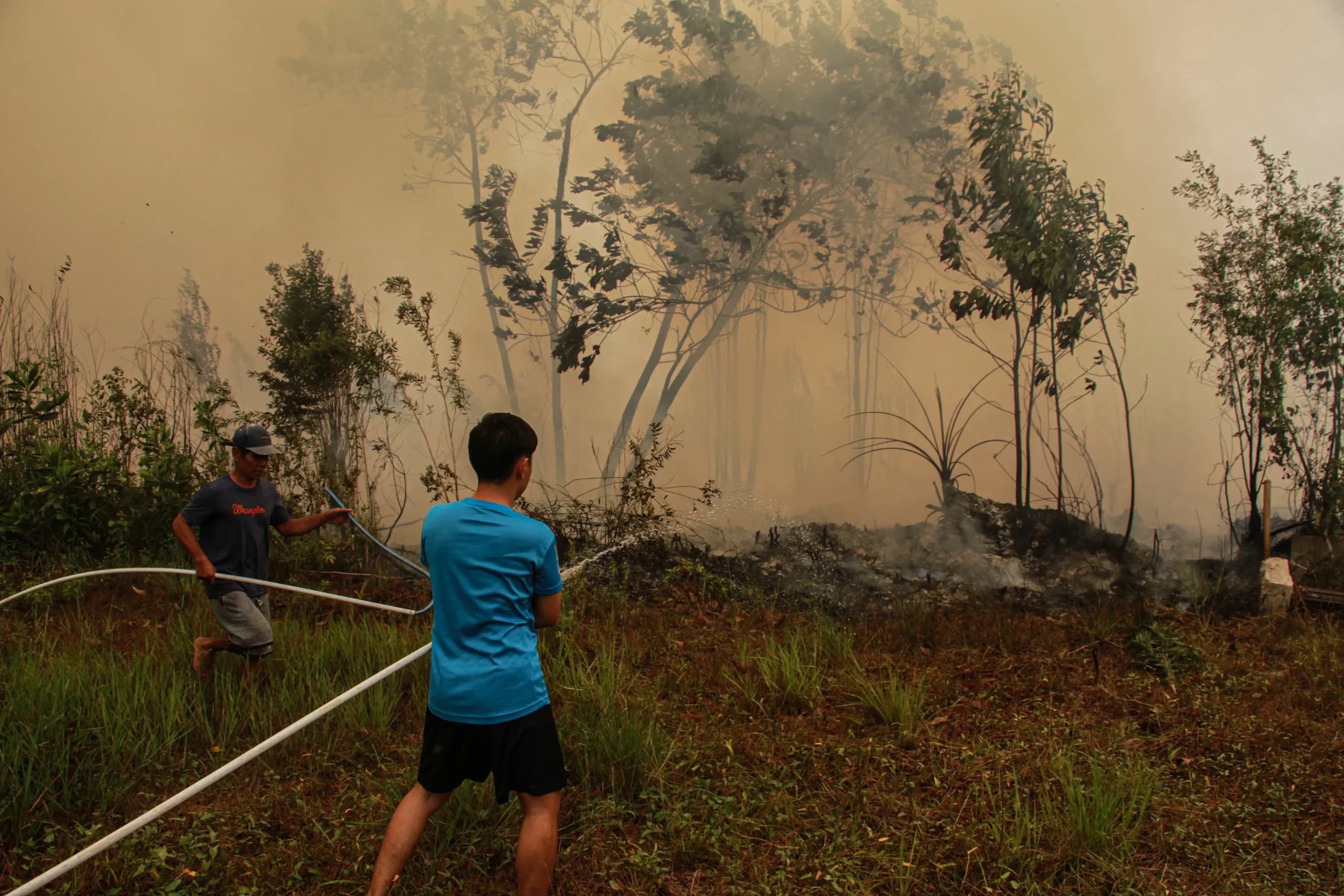 Warga berupaya memadamkan kebakaran lahan yang mendekati kawasan permukiman di Kecamatan Jekan Raya, Palangka Raya, Kalimantan Tengah Warga berupaya memadamkan kebakaran lahan yang mendekati kawasan permukiman di Kecamatan Jekan Raya, Palangka Raya, Kalimantan Tengah