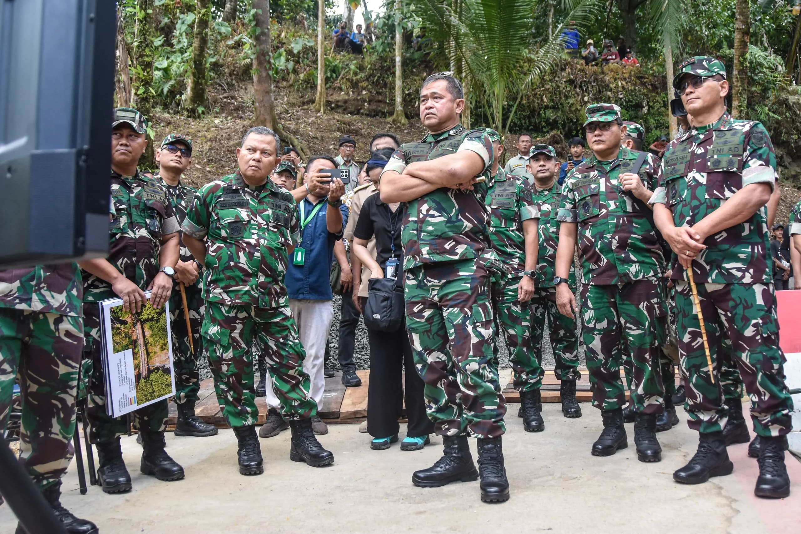 Kepala Staf Angkatan Darat (KSAD) Jenderal TNI Maruli Simanjuntak (tengah) mendengarkan pemaparan tentang kontruksi Jembatan Merah Putih pascaambruk di Desa Margacinta, Kecamatan Cijulang, Kabupaten Pangandaran, Jawa Barat, Senin (14/9/2026). Kepala Staf Angkatan Darat (KSAD) Jenderal TNI Maruli Simanjuntak (tengah) mendengarkan pemaparan tentang kontruksi Jembatan Merah Putih pascaambruk di Desa Margacinta, Kecamatan Cijulang, Kabupaten Pangandaran, Jawa Barat, Senin (14/9/2026).