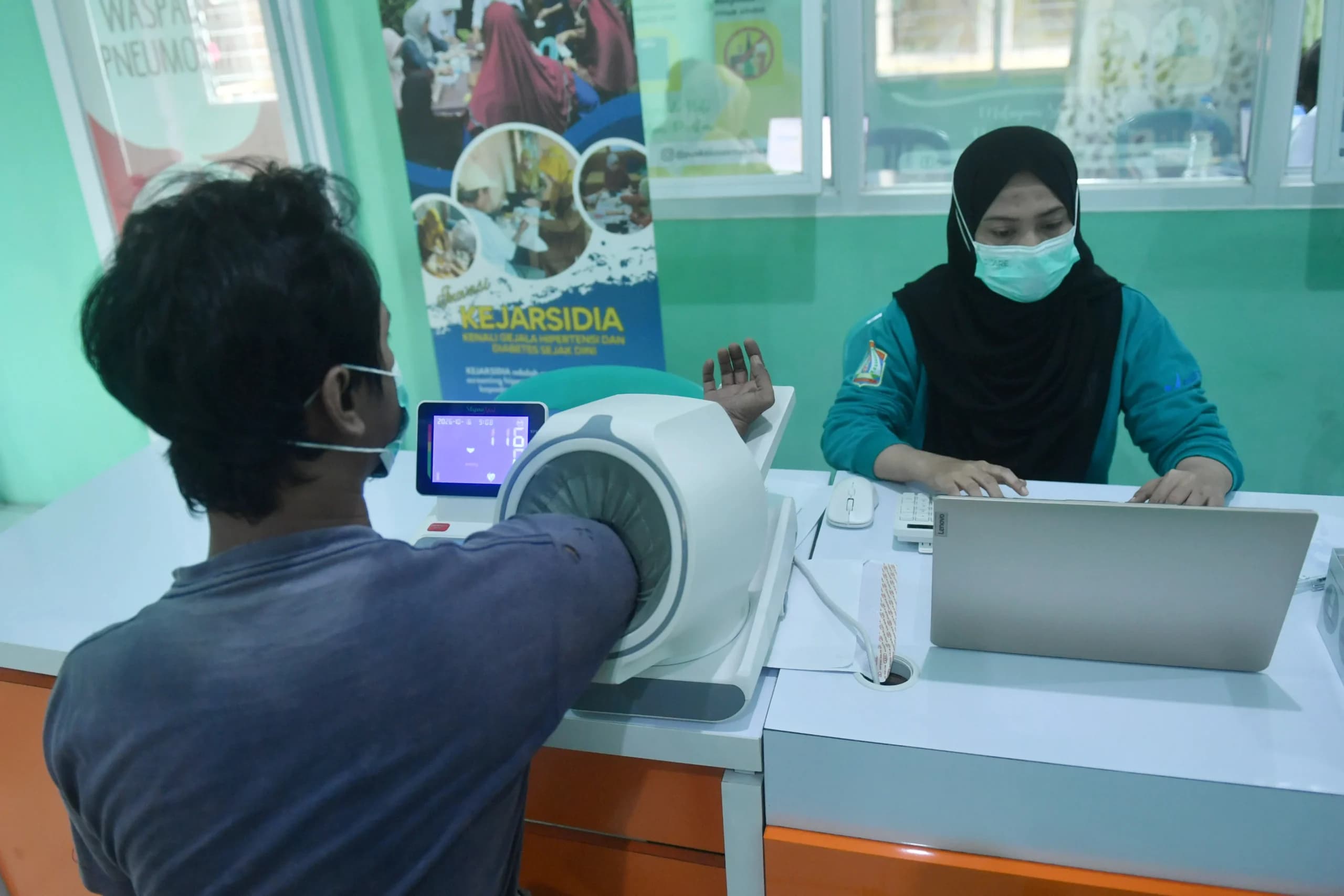 Petugas kesehatan melakukan pemeriksaan terhadap pasien di Puskesmas Mekar Sari, Karang Jati, Balikpapan, Kalimantan Timur, Petugas kesehatan melakukan pemeriksaan terhadap pasien di Puskesmas Mekar Sari, Karang Jati, Balikpapan, Kalimantan Timur,