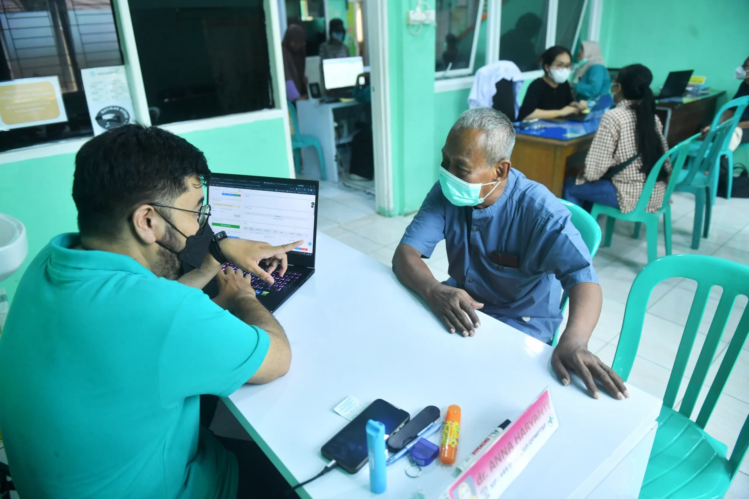Petugas kesehatan melakukan pemeriksaan kepada pasien di Puskesmas Mekar Sari, Karang Jati, Balikpapan, Kalimantan Timur Petugas kesehatan melakukan pemeriksaan kepada pasien di Puskesmas Mekar Sari, Karang Jati, Balikpapan, Kalimantan Timur