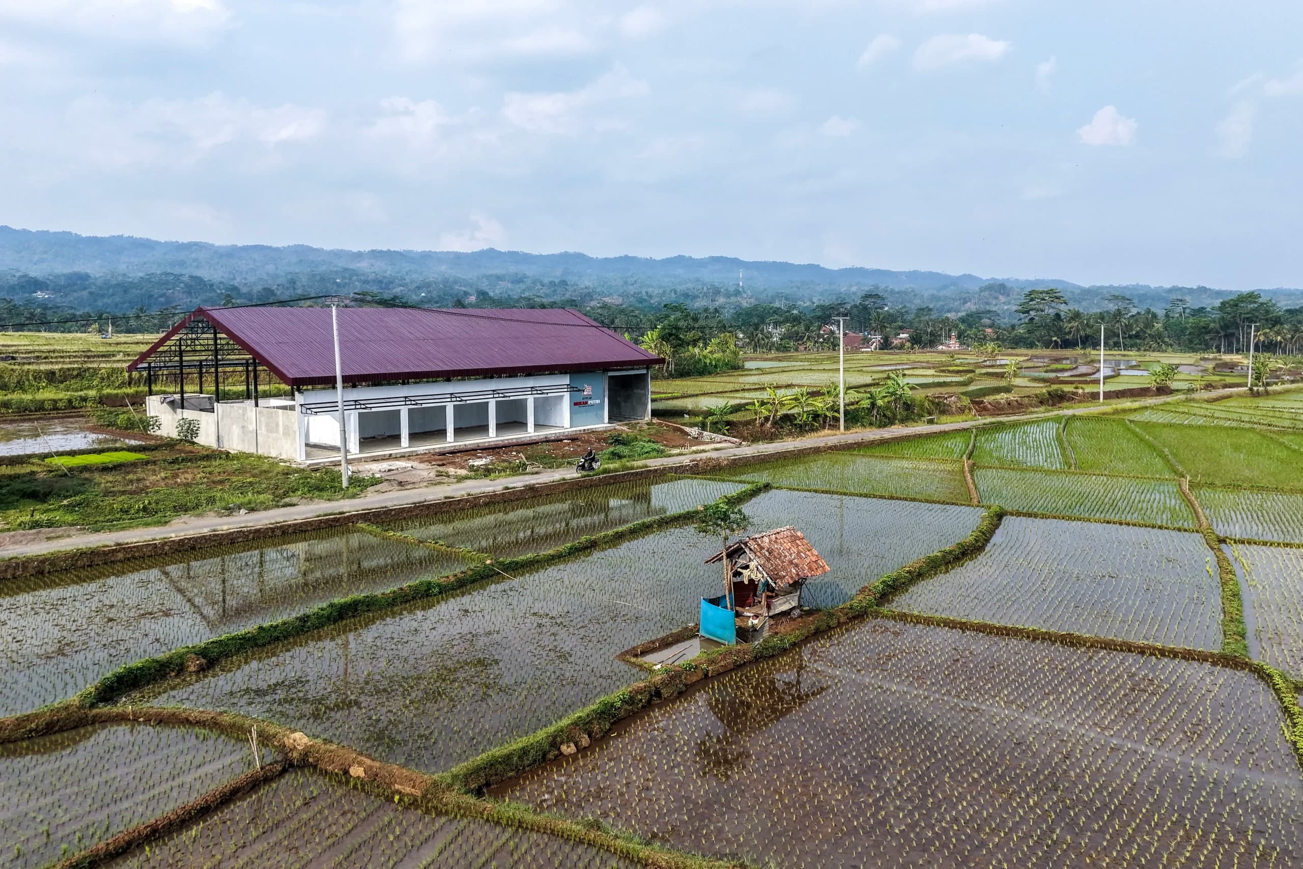Foto udara bangunan Koperasi Desa Merah Putih (KDMP) yang belum rampung di Desa Darmaraja, Kabupaten Ciamis, Jawa Barat, Minggu (11/10/2026). Foto udara bangunan Koperasi Desa Merah Putih (KDMP) yang belum rampung di Desa Darmaraja, Kabupaten Ciamis, Jawa Barat, Minggu (11/10/2026).
