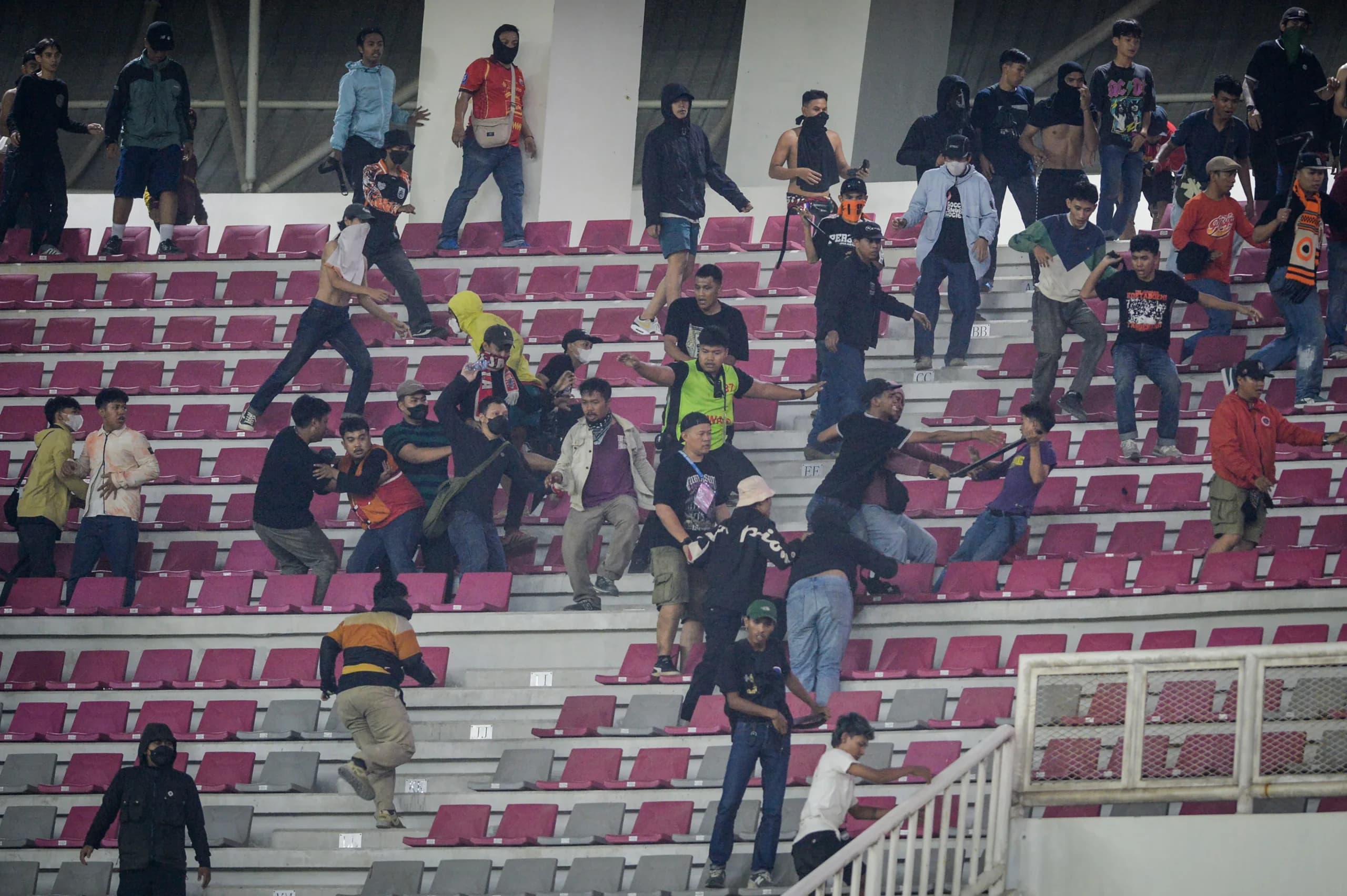 Suporter terlibat kericuhan di sela pertandingan antara Persita Tangerang melawan Persija Jakarta di Banten International Stadium, Kabupaten Serang, Banten, Sabtu (17/10/2026). Suporter terlibat kericuhan di sela pertandingan antara Persita Tangerang melawan Persija Jakarta di Banten International Stadium, Kabupaten Serang, Banten, Sabtu (17/10/2026).