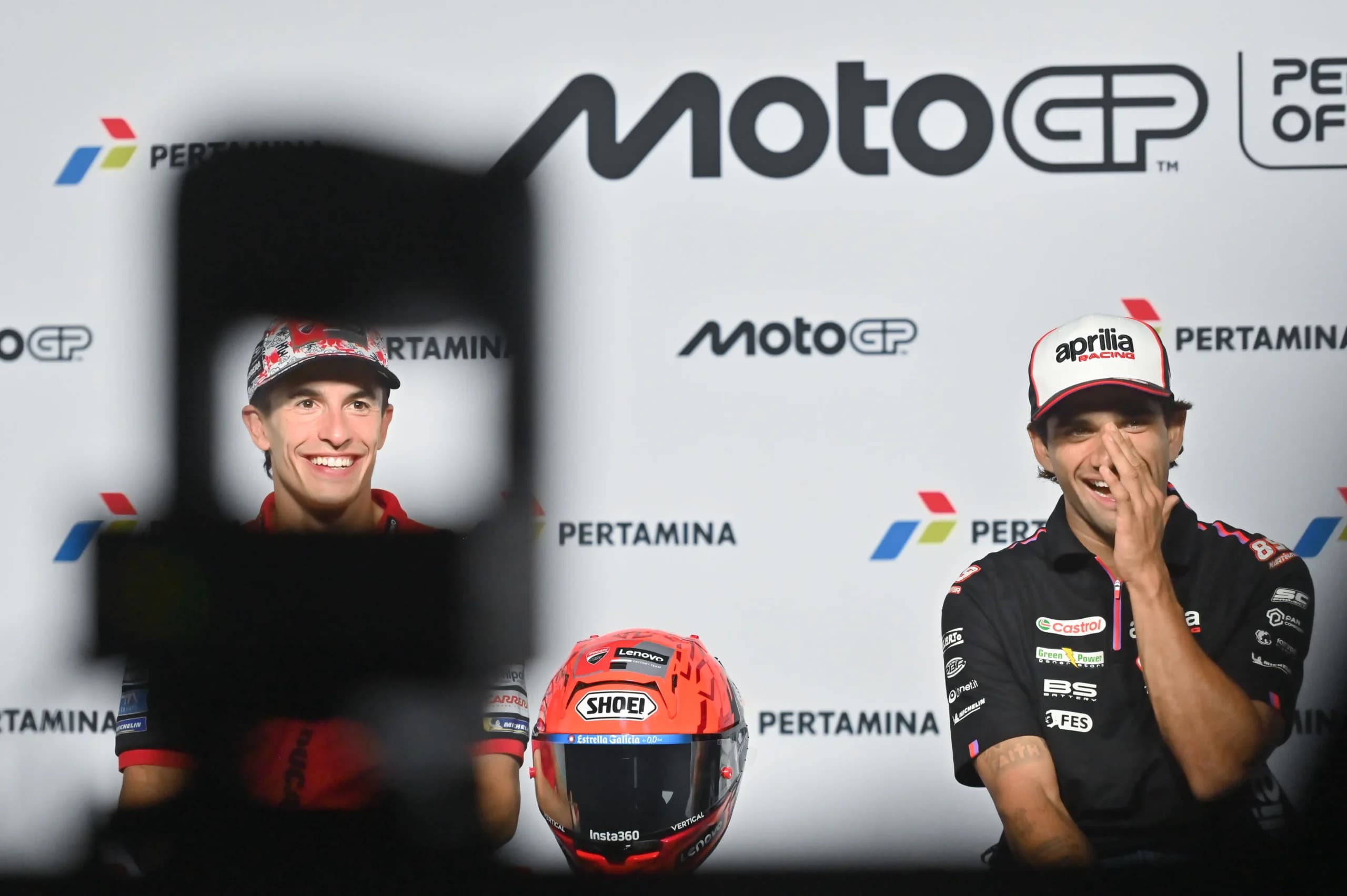 Pembalap Ducati Lenovo Team Marc Marquez (kiri) bersama pembalap Aprilia Racing Jorge Martin (kanan) menjawab pertanyaan saat sesi konferensi pers menjelang MotoGP Mandalika 2026 di Sirkuit Internasional Pertamina Mandalika, KEK Mandalika, Lombok Tengah, NTB, Kamis (8/10/2026). Pembalap Ducati Lenovo Team Marc Marquez (kiri) bersama pembalap Aprilia Racing Jorge Martin (kanan) menjawab pertanyaan saat sesi konferensi pers menjelang MotoGP Mandalika 2026 di Sirkuit Internasional Pertamina Mandalika, KEK Mandalika, Lombok Tengah, NTB, Kamis (8/10/2026).