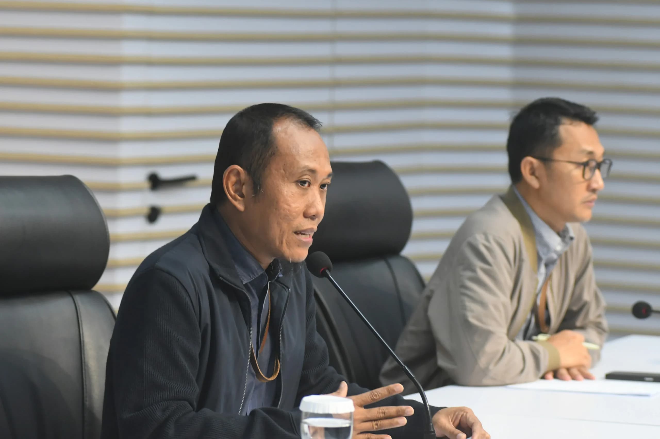 Plt. Direktur Penyidikan KPK Achmad Taufik Husein (kiri) dan Juru Bicara KPK Budi Prasetyo (kanan) menyampaikan keterangan pers terkait penahanan tersangka pengembangan kasus dugaan korupsi proyek pembangunan jalan di Sumatera Utara di Gedung Merah Putih KPK, Jakarta Plt. Direktur Penyidikan KPK Achmad Taufik Husein (kiri) dan Juru Bicara KPK Budi Prasetyo (kanan) menyampaikan keterangan pers terkait penahanan tersangka pengembangan kasus dugaan korupsi proyek pembangunan jalan di Sumatera Utara di Gedung Merah Putih KPK, Jakarta
