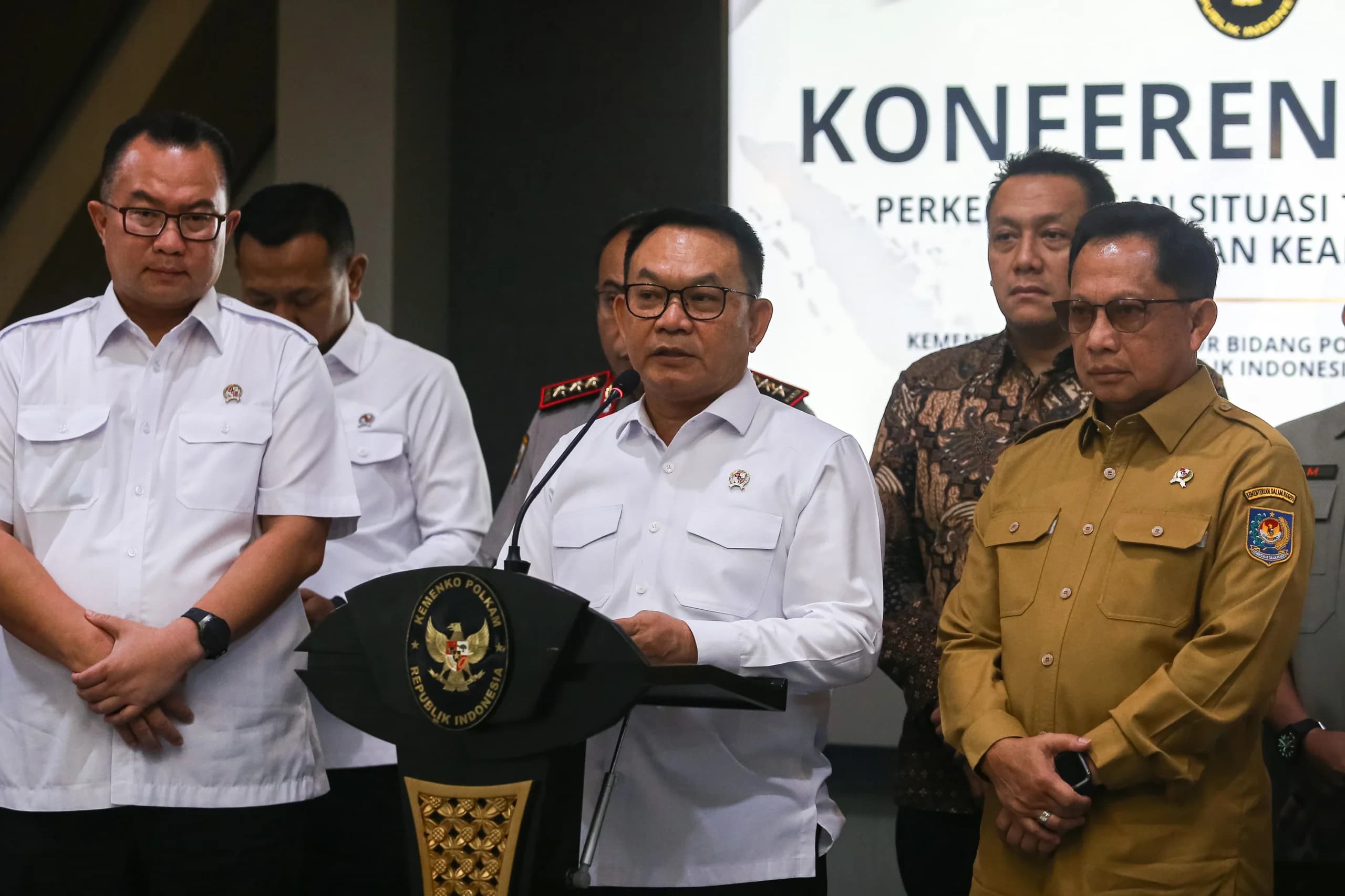 Menko Polkam Dudung Abdurachman (ketiga kanan) didampingi Mendagri Tito Karnavian (kanan), Wakil Menteri Lingkungan Hidup Diaz Faisal Malik Hendropriyono (kedua kanan), dan Kepala BRIN Arif Satria (kiri) menyampaikan keterangan pers seusai menggelar rapat koordinasi tentang situasi terkini bidang politik dan keamanan di Gedung Kemenko Polkam, Jakarta, Senin (19/10/2026). Menko Polkam Dudung Abdurachman (ketiga kanan) didampingi Mendagri Tito Karnavian (kanan), Wakil Menteri Lingkungan Hidup Diaz Faisal Malik Hendropriyono (kedua kanan), dan Kepala BRIN Arif Satria (kiri) menyampaikan keterangan pers seusai menggelar rapat koordinasi tentang situasi terkini bidang politik dan keamanan di Gedung Kemenko Polkam, Jakarta, Senin (19/10/2026).
