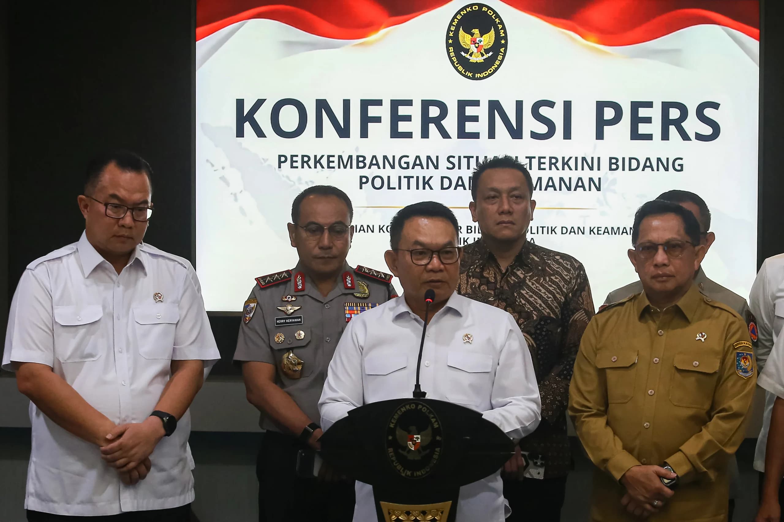 Menko Polkam Dudung Abdurachman (tengah) didampingi Mendagri Tito Karnavian (kanan), Wakil Menteri Lingkungan Hidup Diaz Faisal Malik Hendropriyono (kedua kanan), Kabaharkam Polri Komjen Herry Heryawan (kedua kiri), dan Kepala BRIN Arif Satria (kiri) menyampaikan keterangan pers seusai menggelar rapat koordinasi tentang situasi terkini bidang politik dan keamanan di Gedung Kemenko Polkam, Jakarta, Senin (19/10/2026). Menko Polkam Dudung Abdurachman (tengah) didampingi Mendagri Tito Karnavian (kanan), Wakil Menteri Lingkungan Hidup Diaz Faisal Malik Hendropriyono (kedua kanan), Kabaharkam Polri Komjen Herry Heryawan (kedua kiri), dan Kepala BRIN Arif Satria (kiri) menyampaikan keterangan pers seusai menggelar rapat koordinasi tentang situasi terkini bidang politik dan keamanan di Gedung Kemenko Polkam, Jakarta, Senin (19/10/2026).