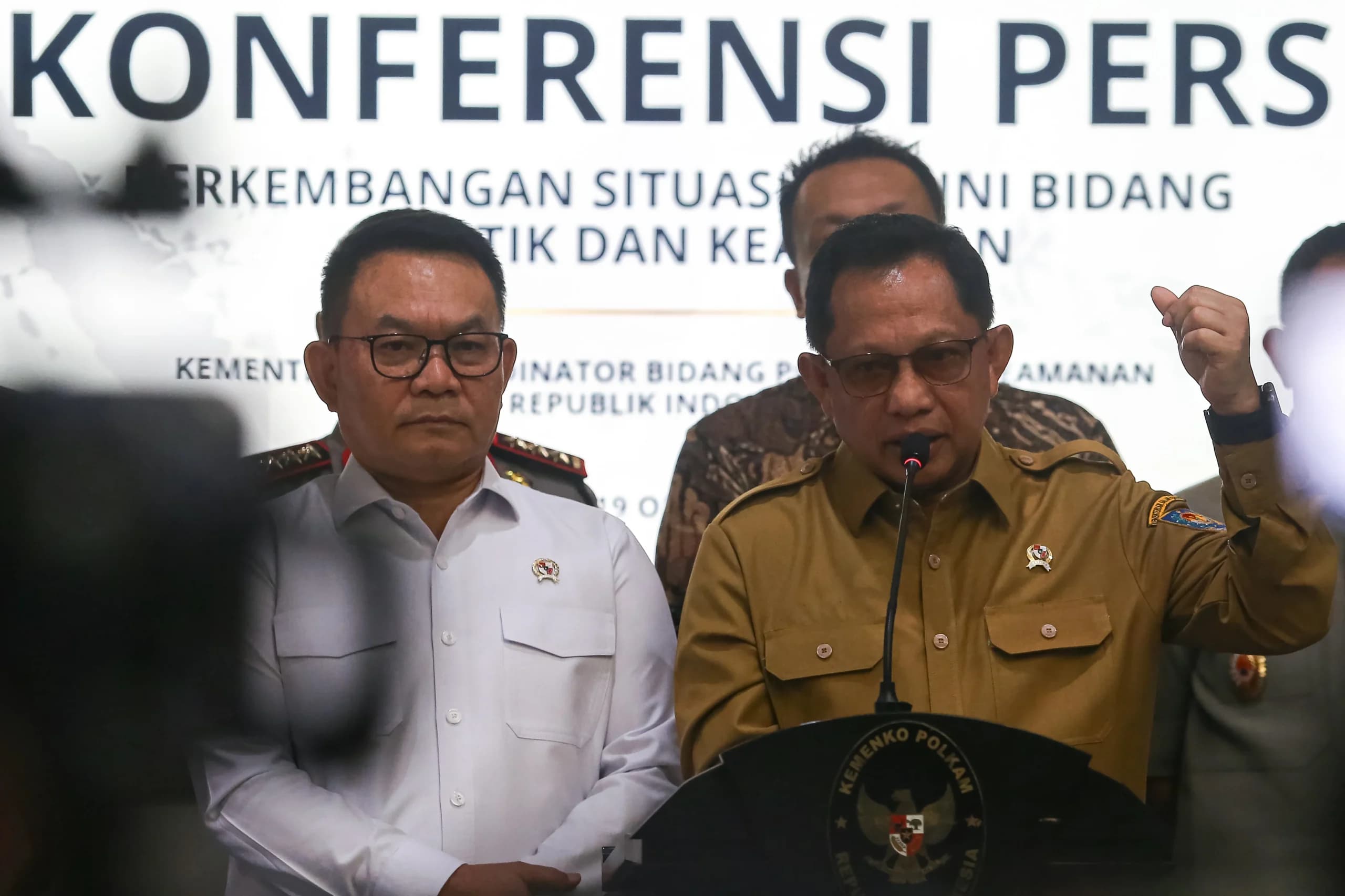 Mendagri Tito Karnavian (kanan) didampingi Menko Polkam Dudung Abdurachman (kiri) menyampaikan keterangan pers seusai menggelar rapat koordinasi tentang situasi terkini bidang politik dan keamanan di Gedung Kemenko Polkam, Jakarta, Senin (19/10/2026). Mendagri Tito Karnavian (kanan) didampingi Menko Polkam Dudung Abdurachman (kiri) menyampaikan keterangan pers seusai menggelar rapat koordinasi tentang situasi terkini bidang politik dan keamanan di Gedung Kemenko Polkam, Jakarta, Senin (19/10/2026).