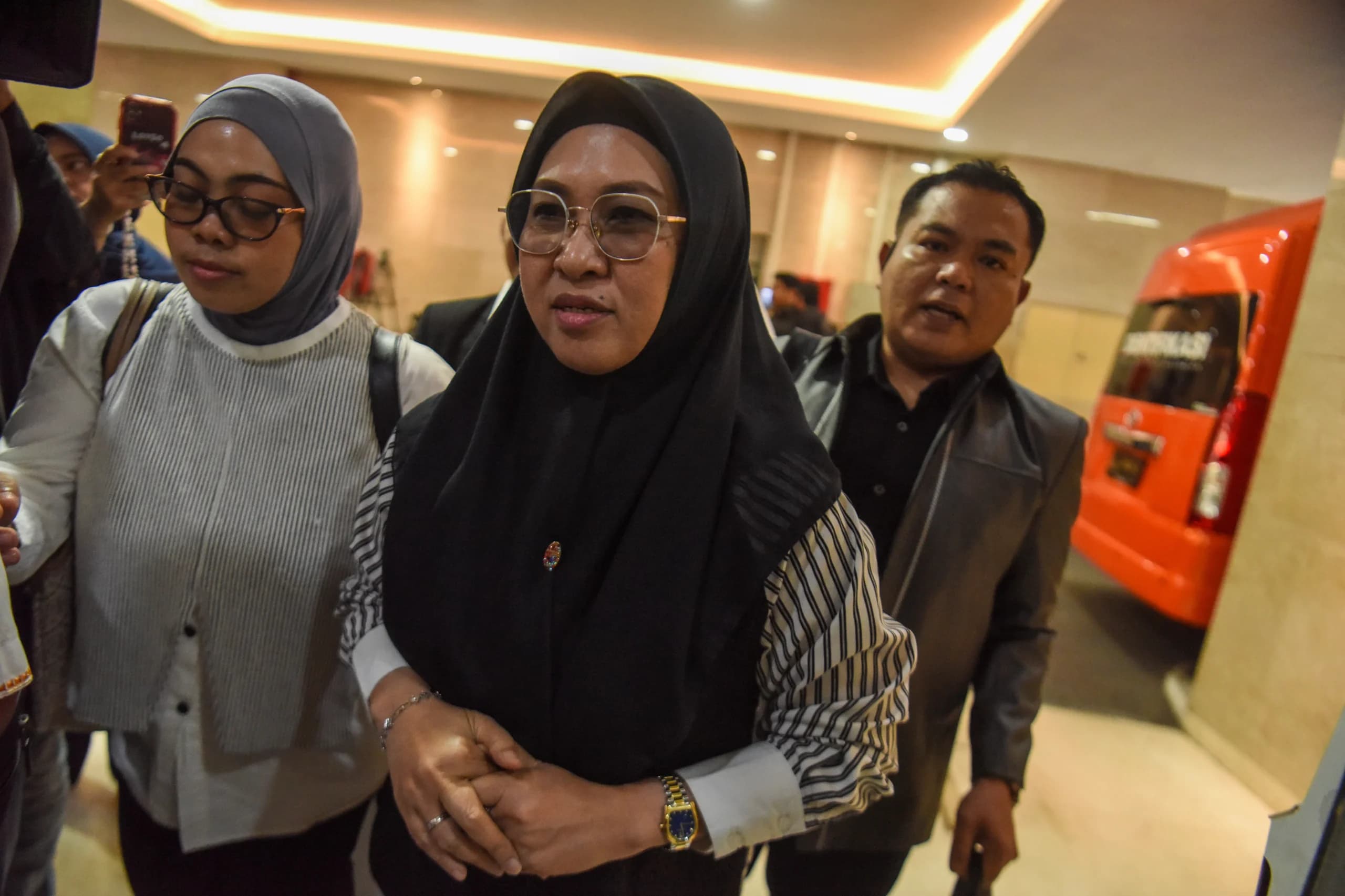 Bupati Gowa Sitti Husniah Talenrang (tengah) berjalan menuju ruang pemeriksaan saat tiba di Gedung Bareskrim Polri, Jakarta, Kamis (1/10/2026). Bupati Gowa Sitti Husniah Talenrang (tengah) berjalan menuju ruang pemeriksaan saat tiba di Gedung Bareskrim Polri, Jakarta, Kamis (1/10/2026).