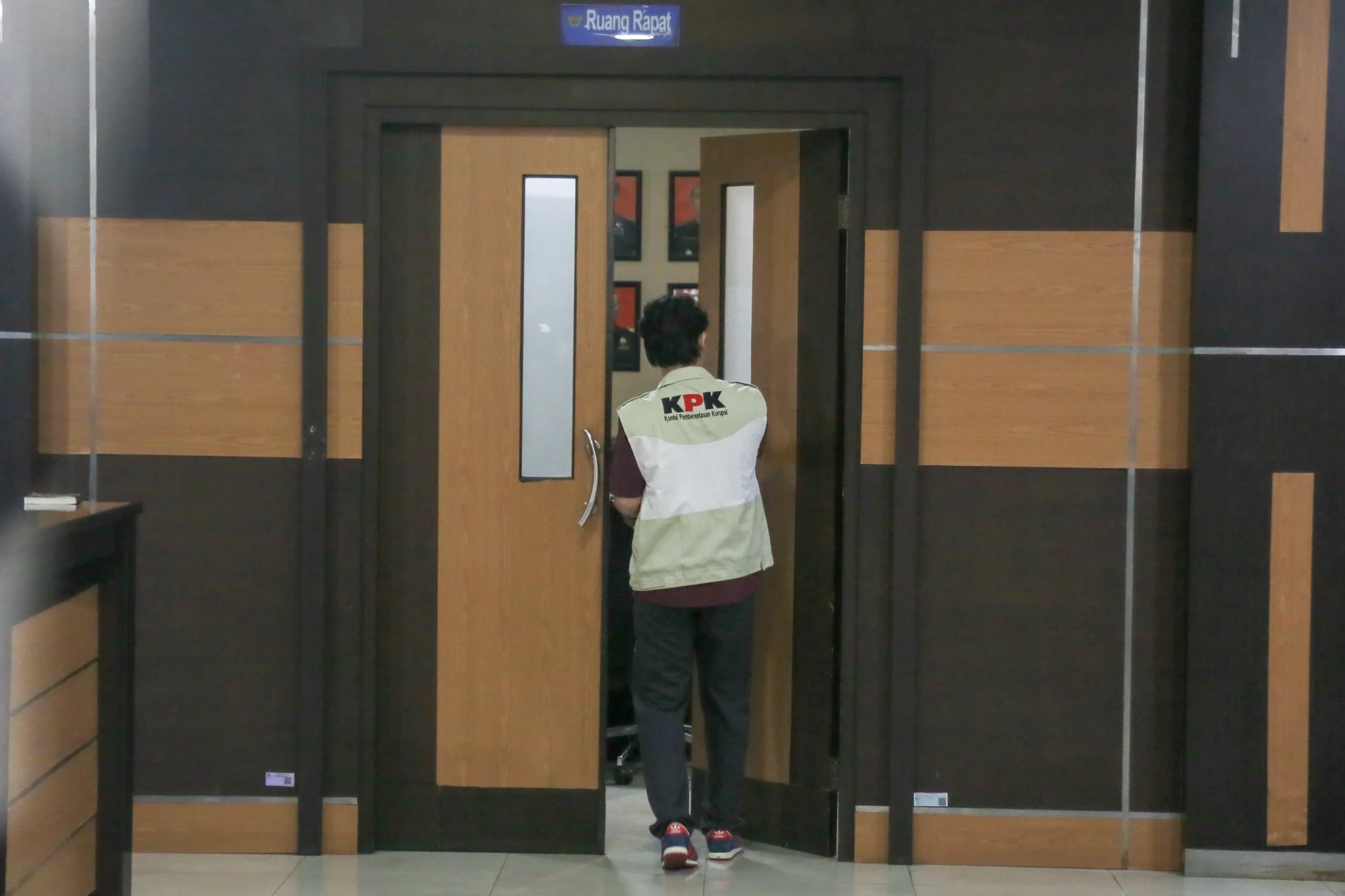 Penyidik Komisi Pemberantasan Korupsi (KPK) melakukan penggeledahan di Kantor Pengawasan dan Pelayanan Bea dan Cukai (KPPBC) Kudus, Kabupaten Kudus, Jawa Tengah, Rabu (28/10/2026). Penyidik Komisi Pemberantasan Korupsi (KPK) melakukan penggeledahan di Kantor Pengawasan dan Pelayanan Bea dan Cukai (KPPBC) Kudus, Kabupaten Kudus, Jawa Tengah, Rabu (28/10/2026).