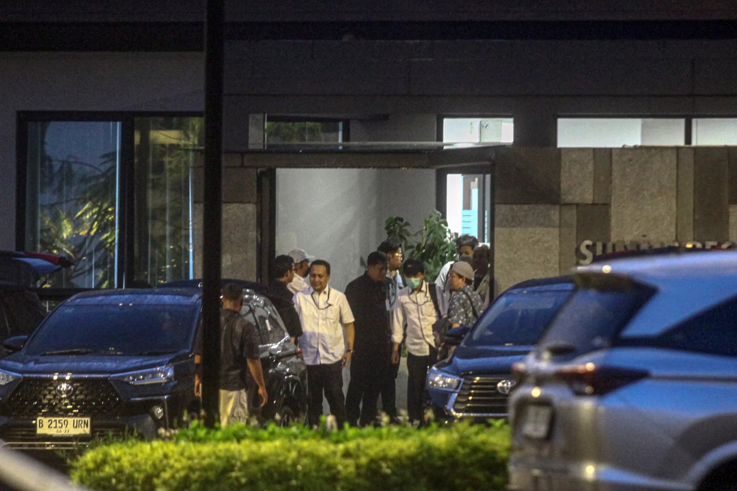 Sejumlah petugas Komisi Pemberantasan Korupsi (KPK) seusai melakukan penggeledahan di Kantor Summarecon, Kabupaten Bogor, Jawa Barat, Senin (21/9/2026). Sejumlah petugas Komisi Pemberantasan Korupsi (KPK) seusai melakukan penggeledahan di Kantor Summarecon, Kabupaten Bogor, Jawa Barat, Senin (21/9/2026).
