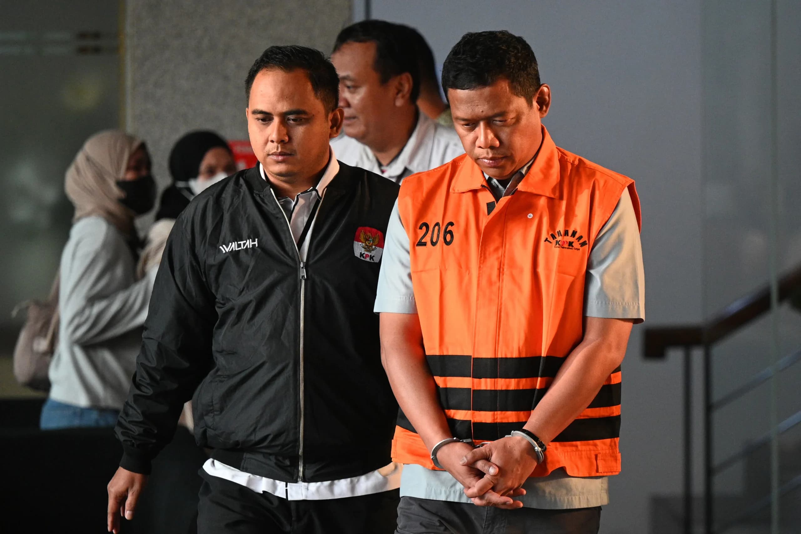 Pihak swasta Bima Setiawan (kanan), adik Kepala BNPB Letjen TNI Suharyanto, berjalan mengenakan rompi tahanan seusai menjalani pemeriksaan di Gedung Merah Putih KPK, Jakarta, Rabu (14/10/2026). Pihak swasta Bima Setiawan (kanan), adik Kepala BNPB Letjen TNI Suharyanto, berjalan mengenakan rompi tahanan seusai menjalani pemeriksaan di Gedung Merah Putih KPK, Jakarta, Rabu (14/10/2026).