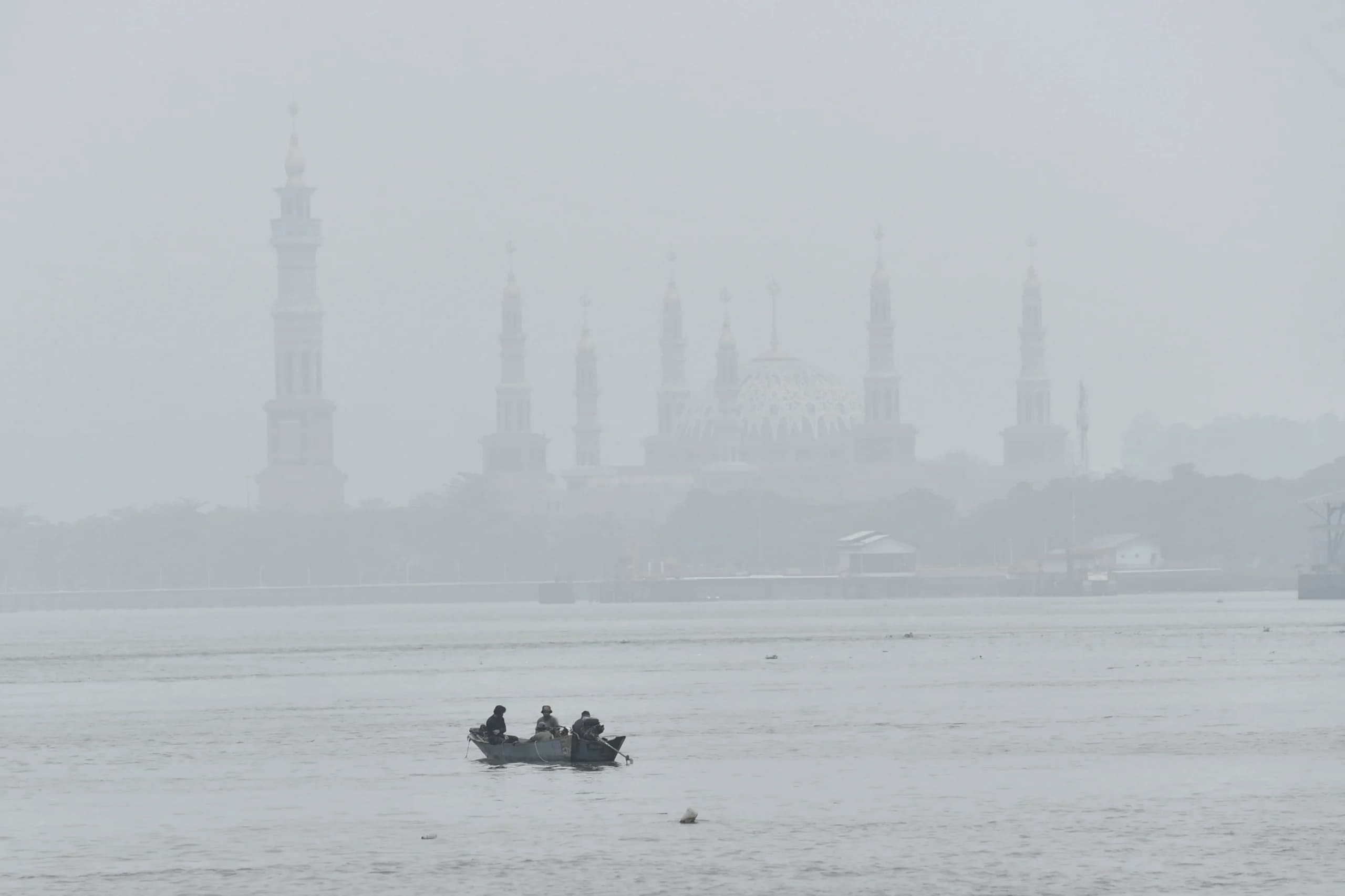 Kapal nelayan melintasi Sungai Mahakam kawasan Sungai Kujang, Samarinda, Kalimantan Timur Kapal nelayan melintasi Sungai Mahakam kawasan Sungai Kujang, Samarinda, Kalimantan Timur