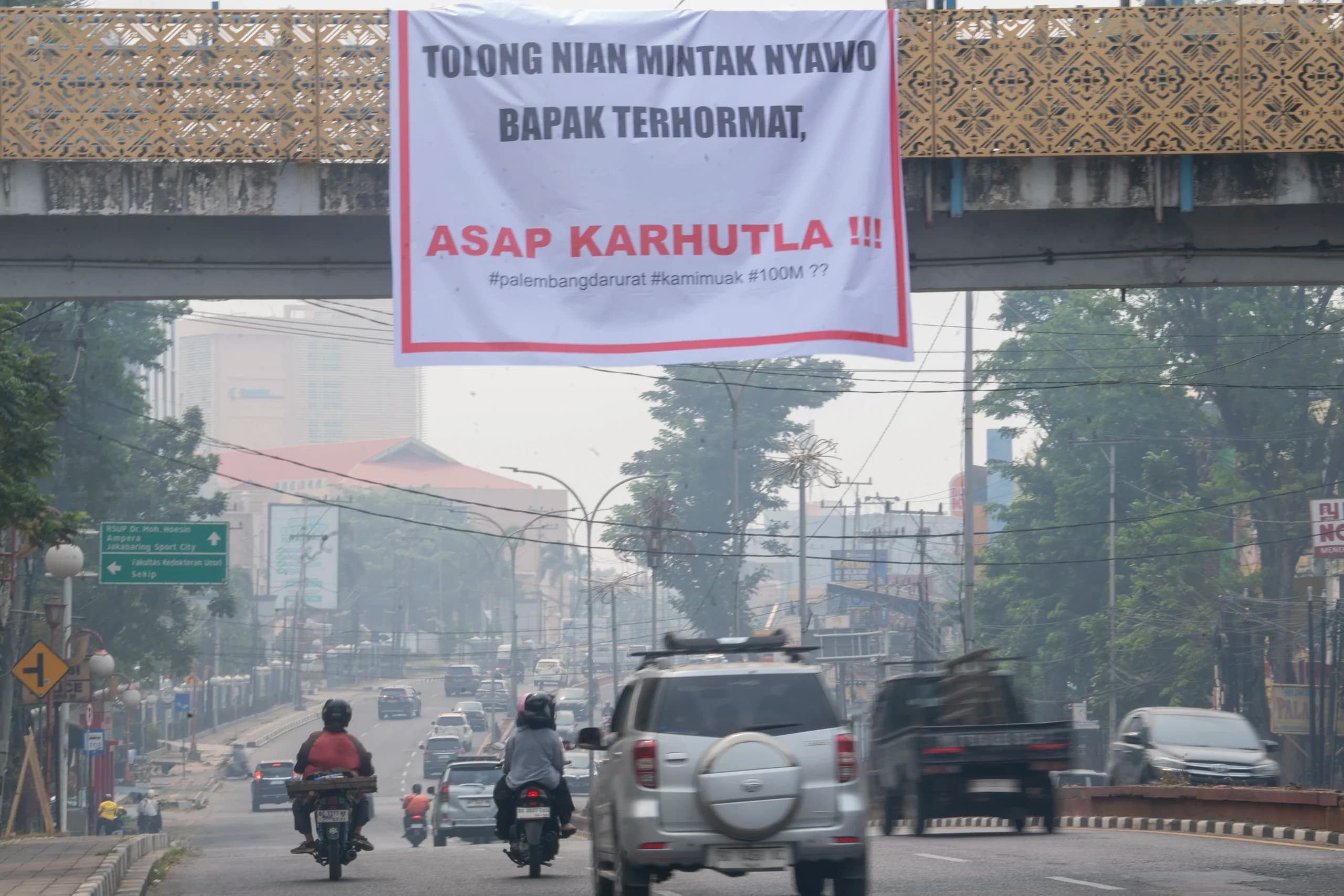 Sejumlah pengendara melintas di jalan Jenderal Sudirman yang diselimuti kabut asap di Palembang, Sumatera Selatan, Minggu (4/10/2026). Sejumlah pengendara melintas di jalan Jenderal Sudirman yang diselimuti kabut asap di Palembang, Sumatera Selatan, Minggu (4/10/2026).