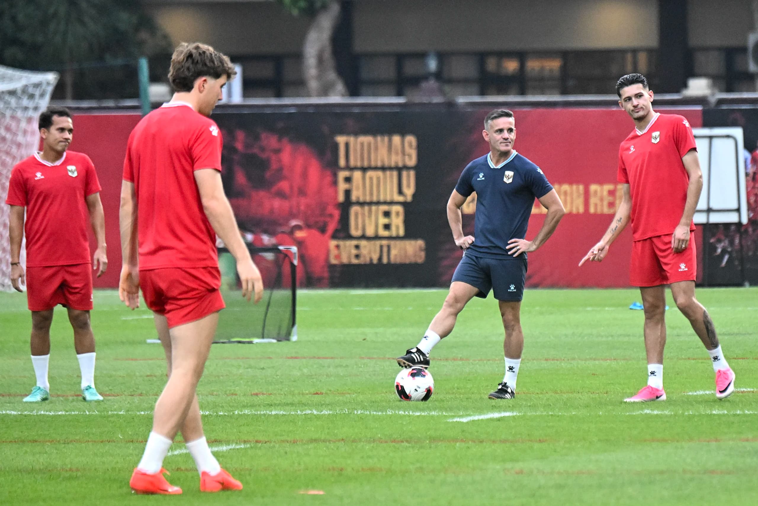 Pelatih Timnas Indonesia John Herdman (kedua kanan) memimpin latihan resmi menjelang pertandingan ketiga dalam FIFA ASEAN Cup 2026 di Stadion PTIK, Jakarta, Pelatih Timnas Indonesia John Herdman (kedua kanan) memimpin latihan resmi menjelang pertandingan ketiga dalam FIFA ASEAN Cup 2026 di Stadion PTIK, Jakarta,