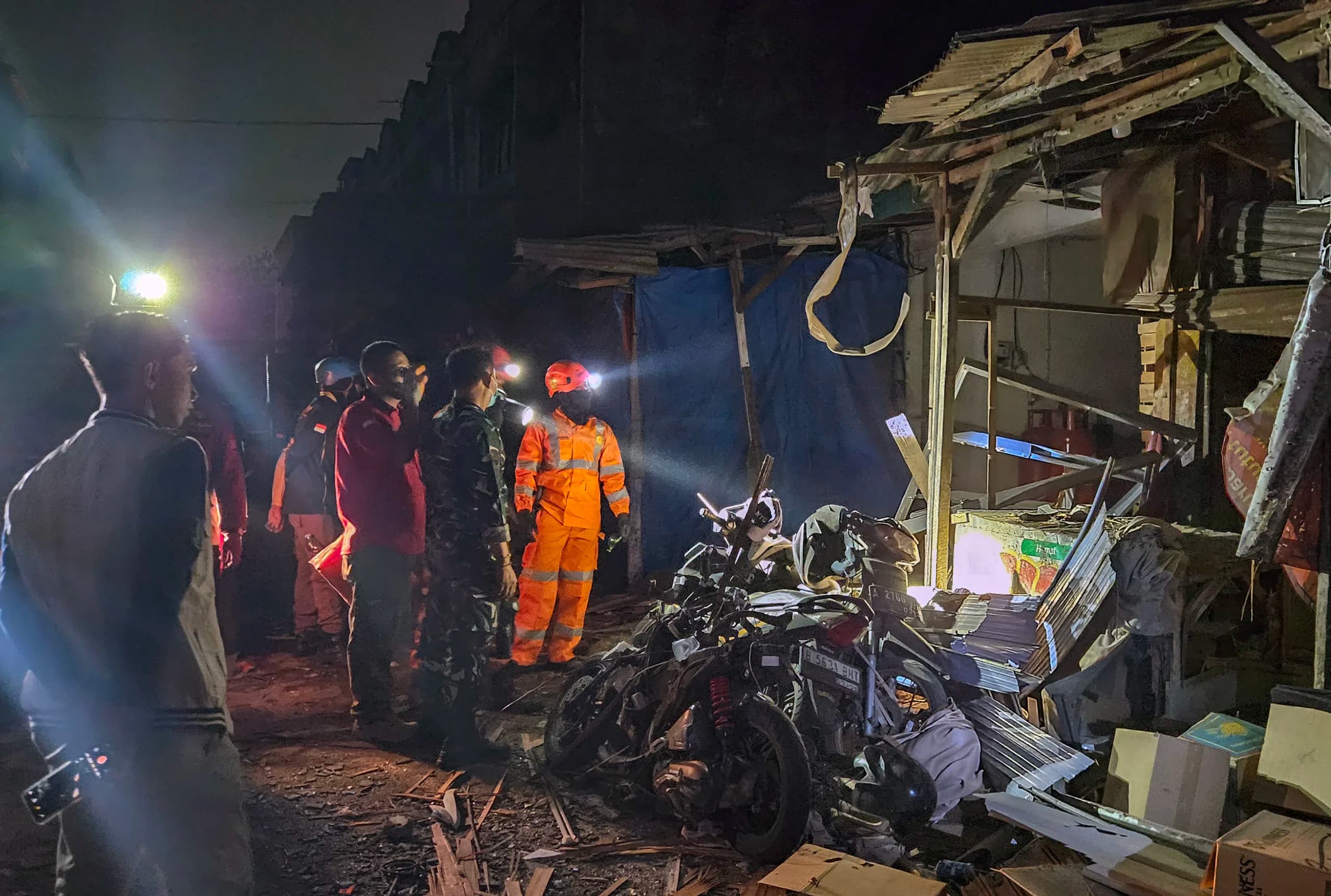 Petugas gabungan dari BPBD Tangerang Selatan, kepolisian, dan TNI melakukan pencarian korban ledakan di Pasar Cimanggis, Tangerang Selatan, Banten, Rabu (14/10/2026). Petugas gabungan dari BPBD Tangerang Selatan, kepolisian, dan TNI melakukan pencarian korban ledakan di Pasar Cimanggis, Tangerang Selatan, Banten, Rabu (14/10/2026).
