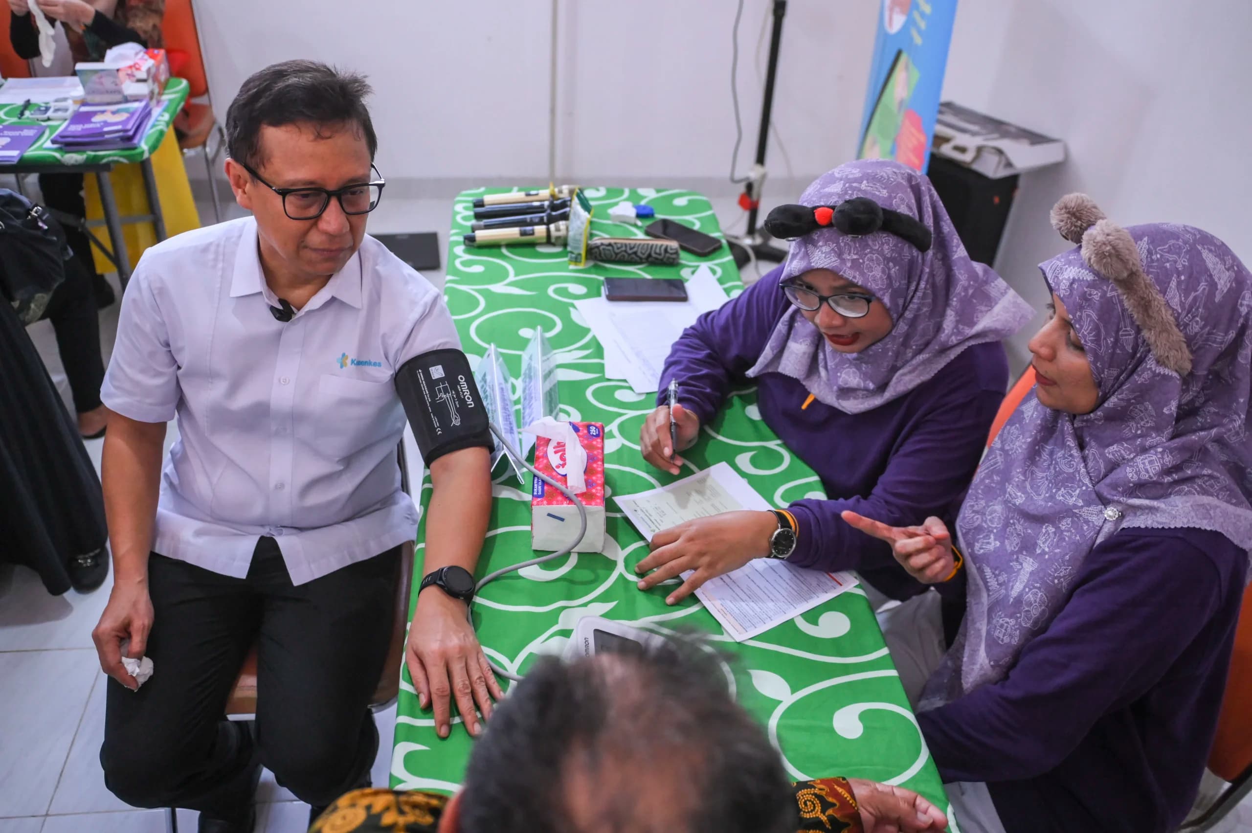 Menteri Kesehatan Budi Gunadi Sadikin diperiksa tekanan darahnya saat mengunjungi Smart Posyandu Flamboyan 5 di Jakarta Menteri Kesehatan Budi Gunadi Sadikin diperiksa tekanan darahnya saat mengunjungi Smart Posyandu Flamboyan 5 di Jakarta