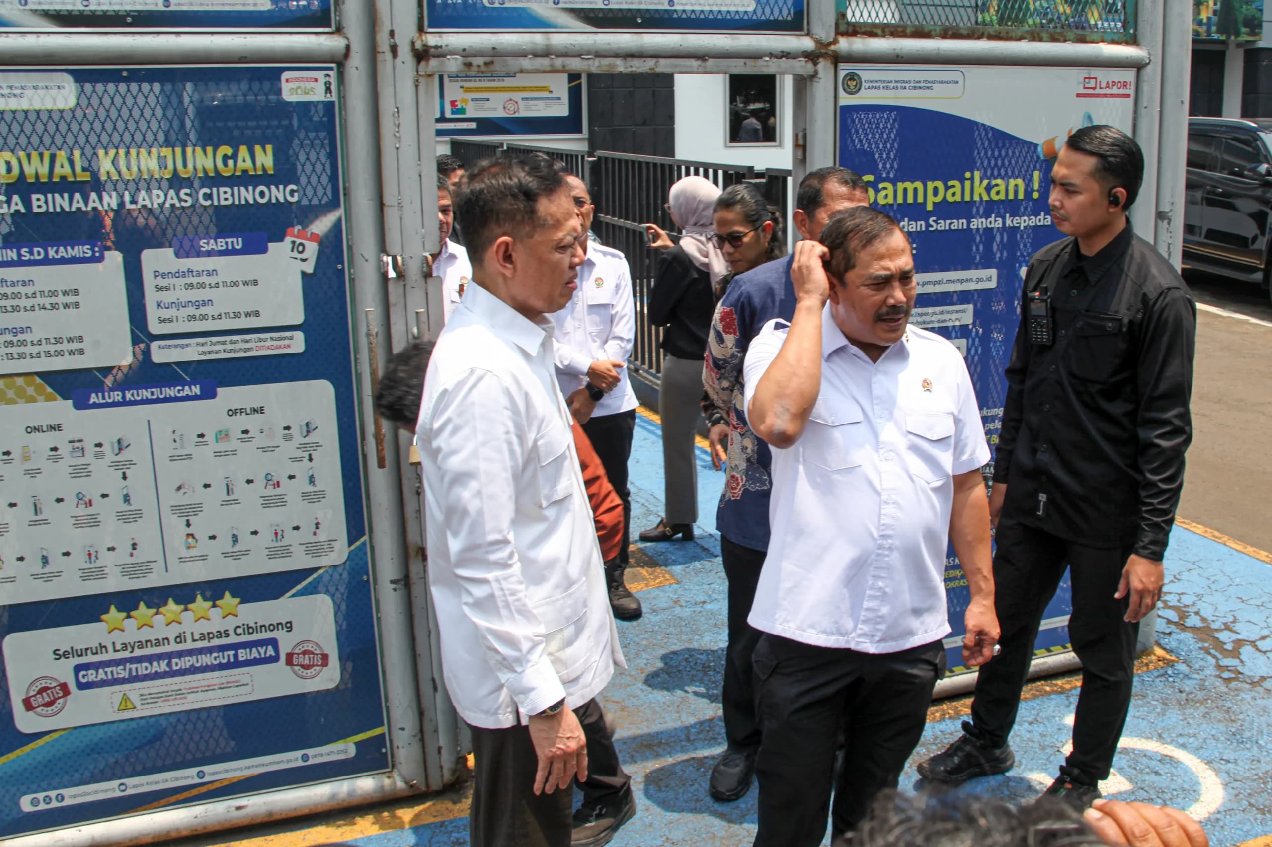 Menteri Imigrasi dan Pemasyarakatan (Imipas) Agus Andrianto (tengah) didampingi Kepala Badan Pengendalian Pembangunan dan Investigasi Khusus (Bappisus) Aries Marsudiyanto (kiri) melakukan inspeksi mendadak (sidak) di Lapas Kelas IIA Cibinong, Kabupaten Bogor, Jawa Barat, Jumat (25/9/2026). Menteri Imigrasi dan Pemasyarakatan (Imipas) Agus Andrianto (tengah) didampingi Kepala Badan Pengendalian Pembangunan dan Investigasi Khusus (Bappisus) Aries Marsudiyanto (kiri) melakukan inspeksi mendadak (sidak) di Lapas Kelas IIA Cibinong, Kabupaten Bogor, Jawa Barat, Jumat (25/9/2026).