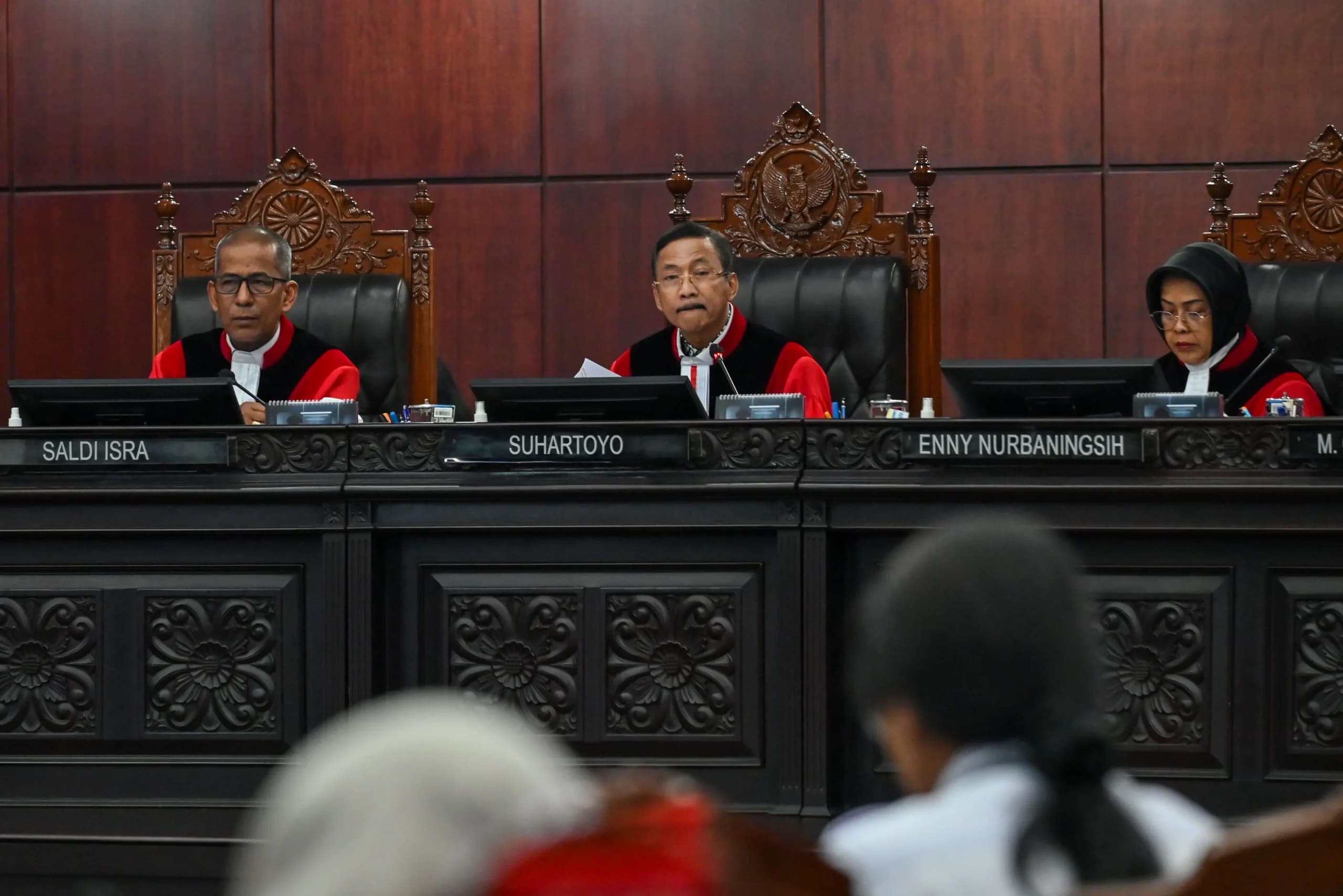 Ketua Mahkamah Konstitusi (MK) Suhartoyo (tengah) didampingi Wakil Ketua MK Saldi Isra (kiri) dan Hakim Konstitusi Enny Nurbaningsih (kanan) memimpin sidang pengucapan putusan 18 permohonan uji materiil undang-undang (UU) di Gedung Mahkamah Konstitusi, Jakarta, Rabu (16/9/2026). Ketua Mahkamah Konstitusi (MK) Suhartoyo (tengah) didampingi Wakil Ketua MK Saldi Isra (kiri) dan Hakim Konstitusi Enny Nurbaningsih (kanan) memimpin sidang pengucapan putusan 18 permohonan uji materiil undang-undang (UU) di Gedung Mahkamah Konstitusi, Jakarta, Rabu (16/9/2026).