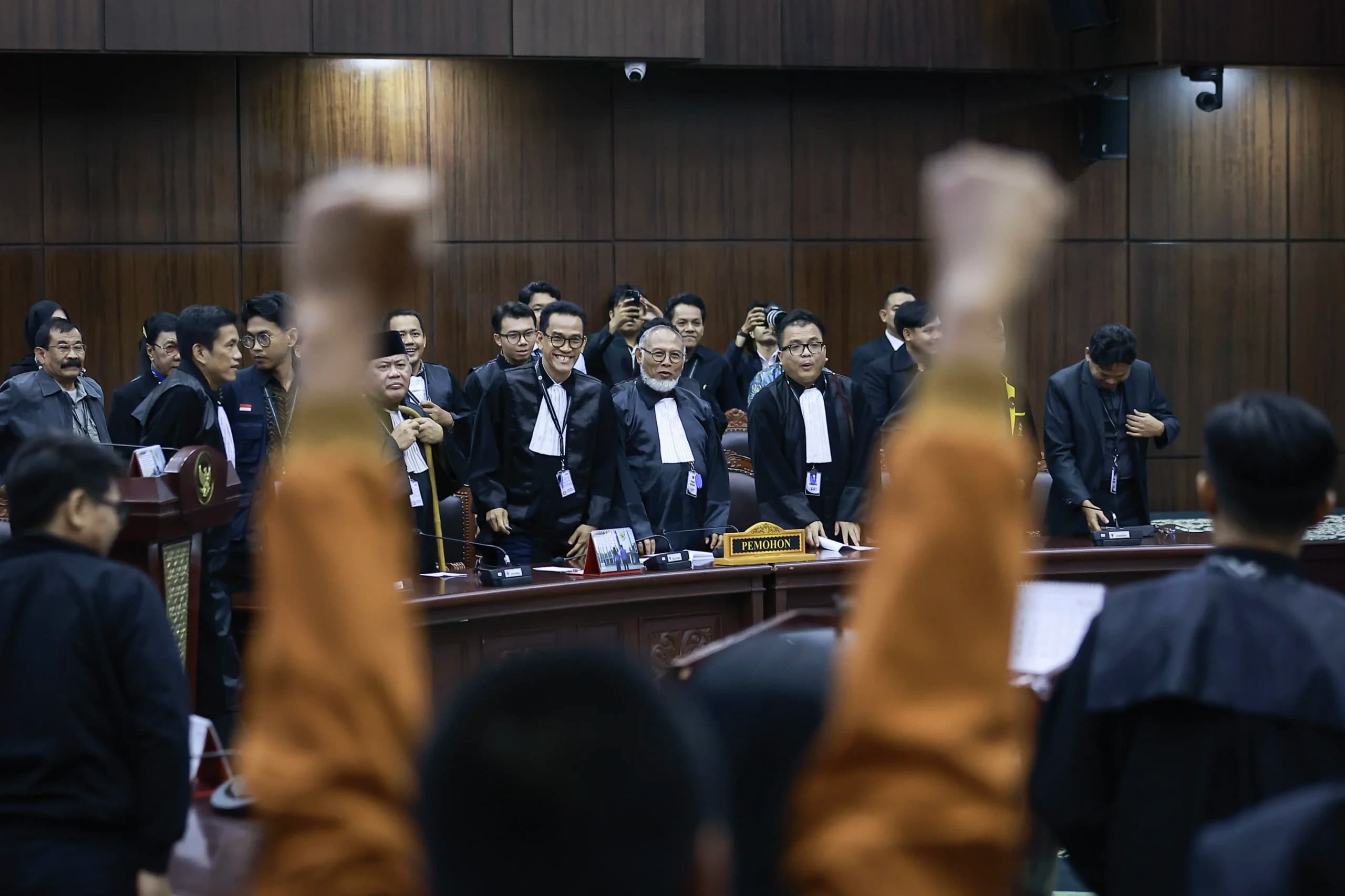 Ekspresi sejumlah pemohon usai mengikuti sidang putusan perkara Perselisihan Hasil Pemilihan Umum (PHPU) Presiden dan Wakil Presiden Tahun 2024 terkait keabsahan syarat pendidikan Wakil Presiden Gibran Rakabuming Raka di Gedung MK, Jakarta, Selasa (6/10/2026). Ekspresi sejumlah pemohon usai mengikuti sidang putusan perkara Perselisihan Hasil Pemilihan Umum (PHPU) Presiden dan Wakil Presiden Tahun 2024 terkait keabsahan syarat pendidikan Wakil Presiden Gibran Rakabuming Raka di Gedung MK, Jakarta, Selasa (6/10/2026).
