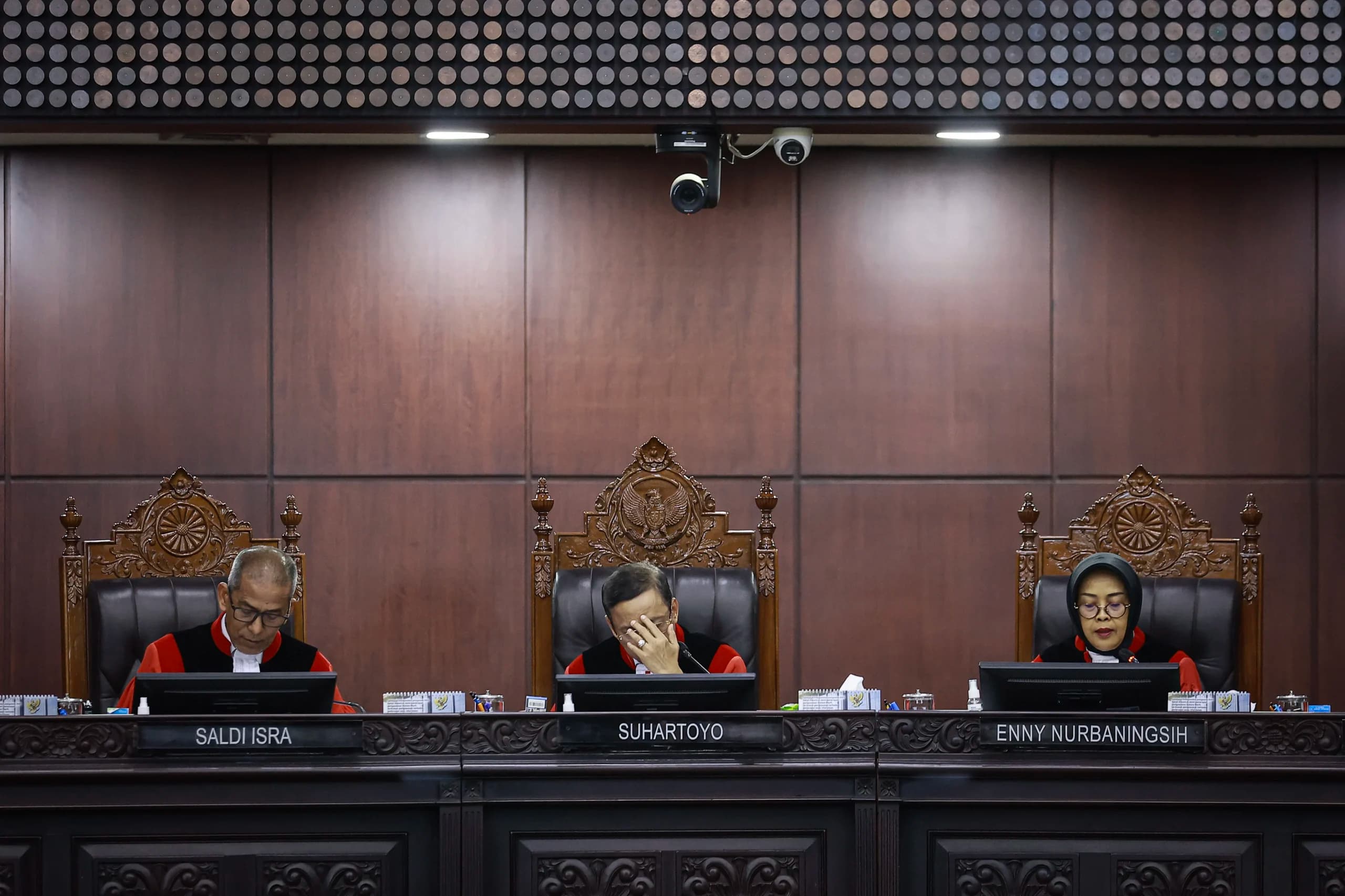 Ketua Mahkamah Konstitusi (MK) Suhartoyo (tengah), Wakil Ketua MK Saldi Isra (kiri) dan Hakim Konstitusi Enny Nurbaningsih (kanan) memimpin sidang putusan perkara Perselisihan Hasil Pemilihan Umum (PHPU) Presiden dan Wakil Presiden Tahun 2024 terkait keabsahan syarat pendidikan Wakil Presiden Gibran Rakabuming Raka di Gedung MK, Jakarta, Selasa (6/10/2026). Ketua Mahkamah Konstitusi (MK) Suhartoyo (tengah), Wakil Ketua MK Saldi Isra (kiri) dan Hakim Konstitusi Enny Nurbaningsih (kanan) memimpin sidang putusan perkara Perselisihan Hasil Pemilihan Umum (PHPU) Presiden dan Wakil Presiden Tahun 2024 terkait keabsahan syarat pendidikan Wakil Presiden Gibran Rakabuming Raka di Gedung MK, Jakarta, Selasa (6/10/2026).