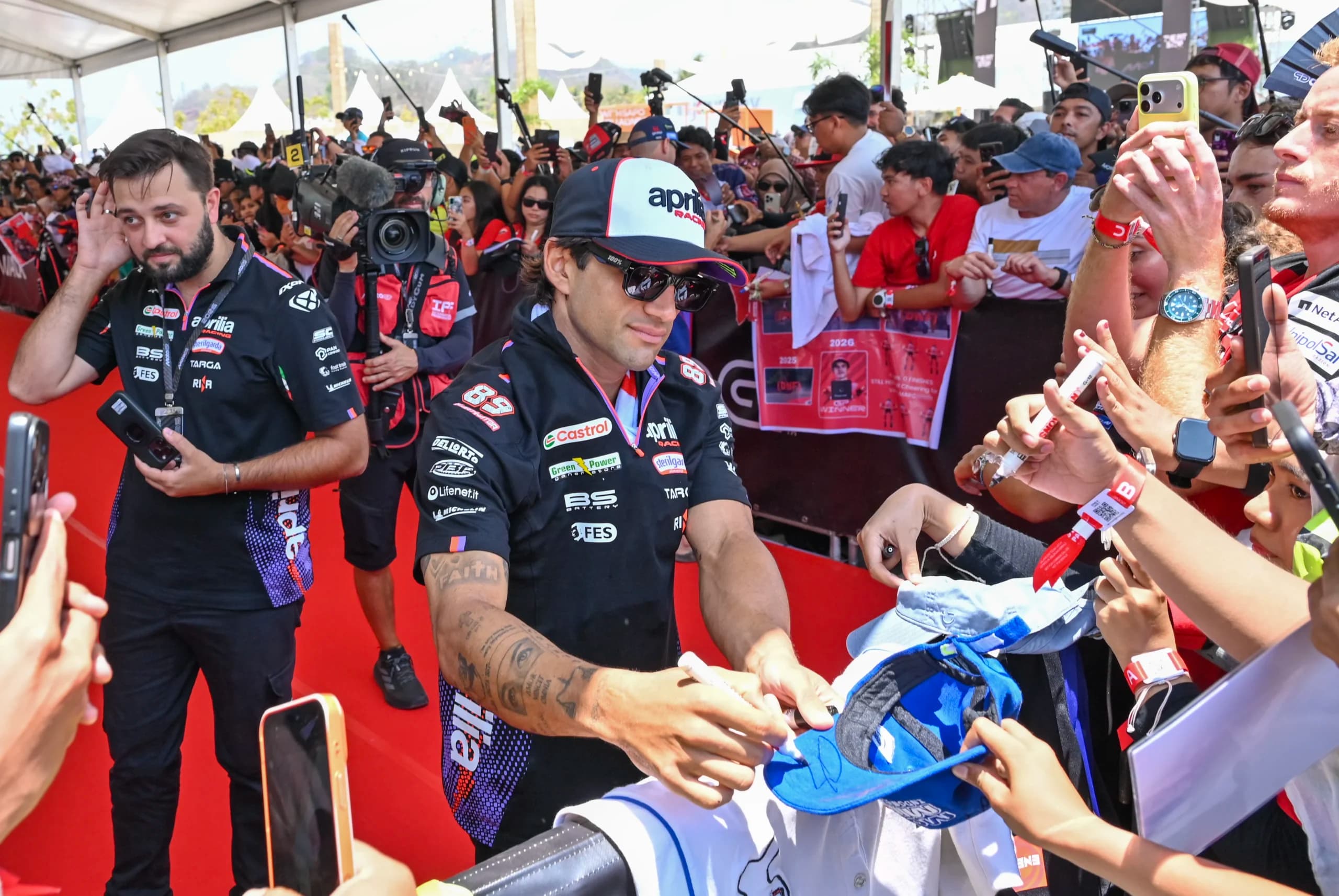 Pembalap Aprilia Racing Jorge Martin (tengah) membubuhkan tanda tangan pada topi penonton saat sesi MotoGP Hero Walk menjelang race MotoGP Indonesia 2026 di Sirkuit Internasional Pertamina Mandalika, Lombok Tengah, NTB Pembalap Aprilia Racing Jorge Martin (tengah) membubuhkan tanda tangan pada topi penonton saat sesi MotoGP Hero Walk menjelang race MotoGP Indonesia 2026 di Sirkuit Internasional Pertamina Mandalika, Lombok Tengah, NTB