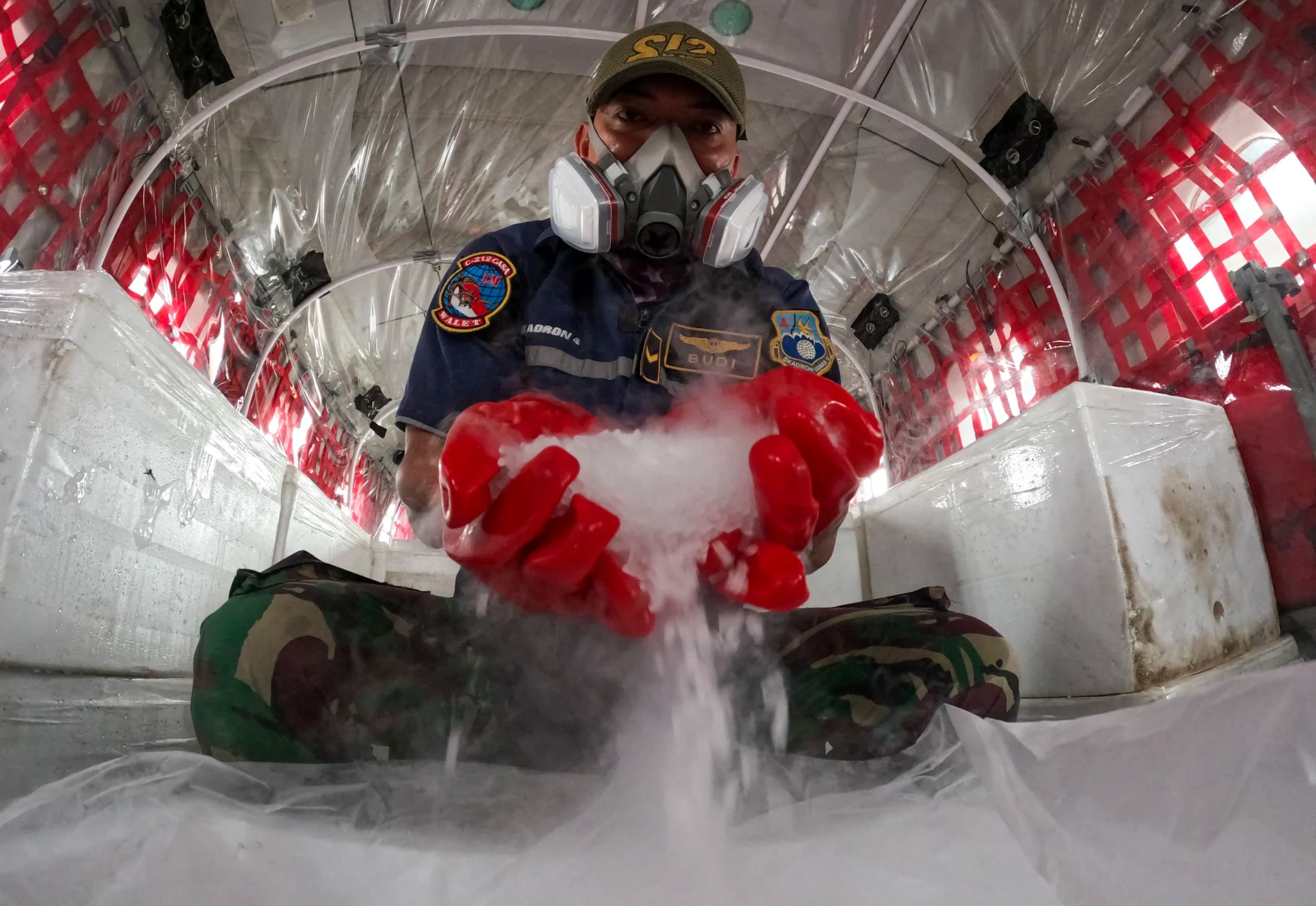 Prajurit TNI AU menunjukkan dry ice atau es kering sebagai bahan semai untuk Operasi Modifikasi Cuaca (OMC) di dalam pesawat Cassa C-212 milik Skadron IV Wing Udara 1.2 Grup 1 Angkut Lanud Abdulrachman Saleh di Base Ops Lanud Sri Mulyono Herlambang (SMH), Palembang, Sumatera Selatan, Senin (19/10/2026). Prajurit TNI AU menunjukkan dry ice atau es kering sebagai bahan semai untuk Operasi Modifikasi Cuaca (OMC) di dalam pesawat Cassa C-212 milik Skadron IV Wing Udara 1.2 Grup 1 Angkut Lanud Abdulrachman Saleh di Base Ops Lanud Sri Mulyono Herlambang (SMH), Palembang, Sumatera Selatan, Senin (19/10/2026).