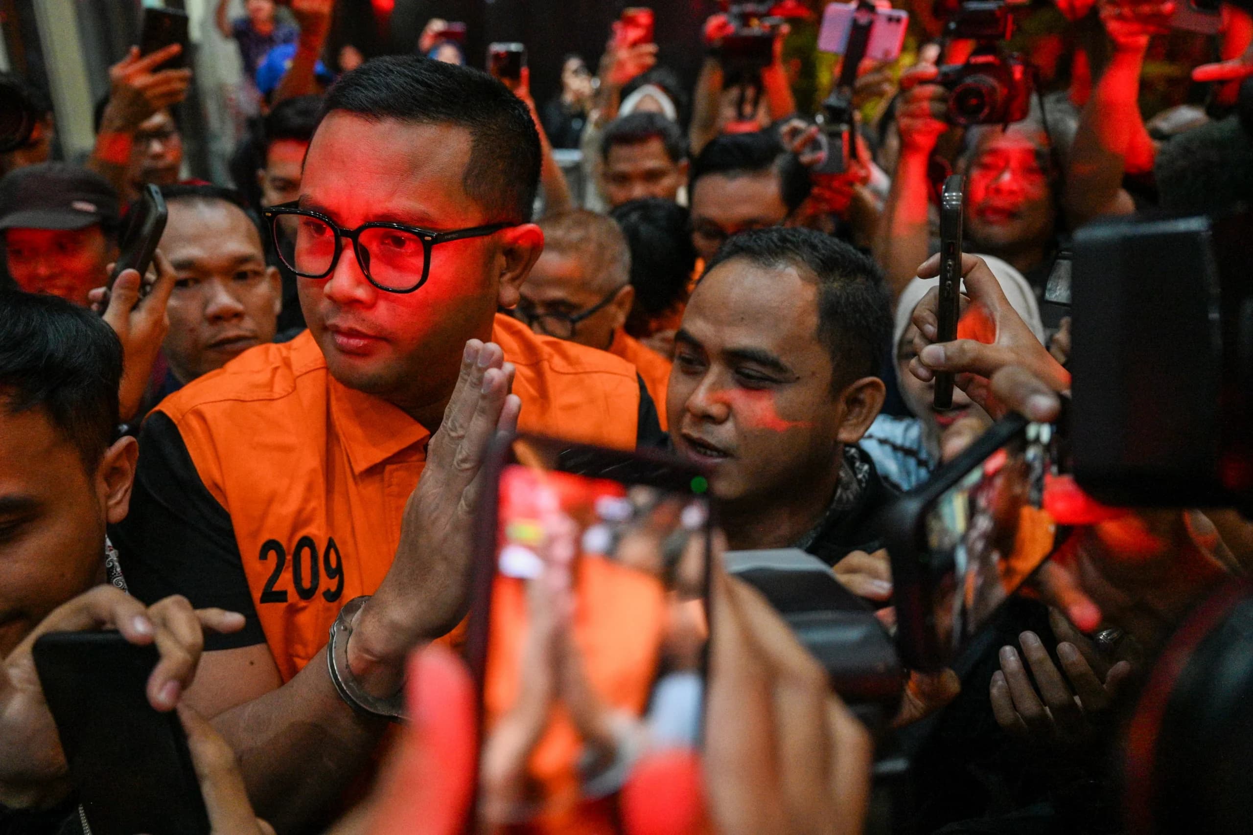 Bupati Klaten Hamenang Wajar Ismoyo (kiri) berjalan menggunakan rompi tahanan usai menjalani pemeriksaan di Gedung Merah Putih KPK, Jakarta Bupati Klaten Hamenang Wajar Ismoyo (kiri) berjalan menggunakan rompi tahanan usai menjalani pemeriksaan di Gedung Merah Putih KPK, Jakarta