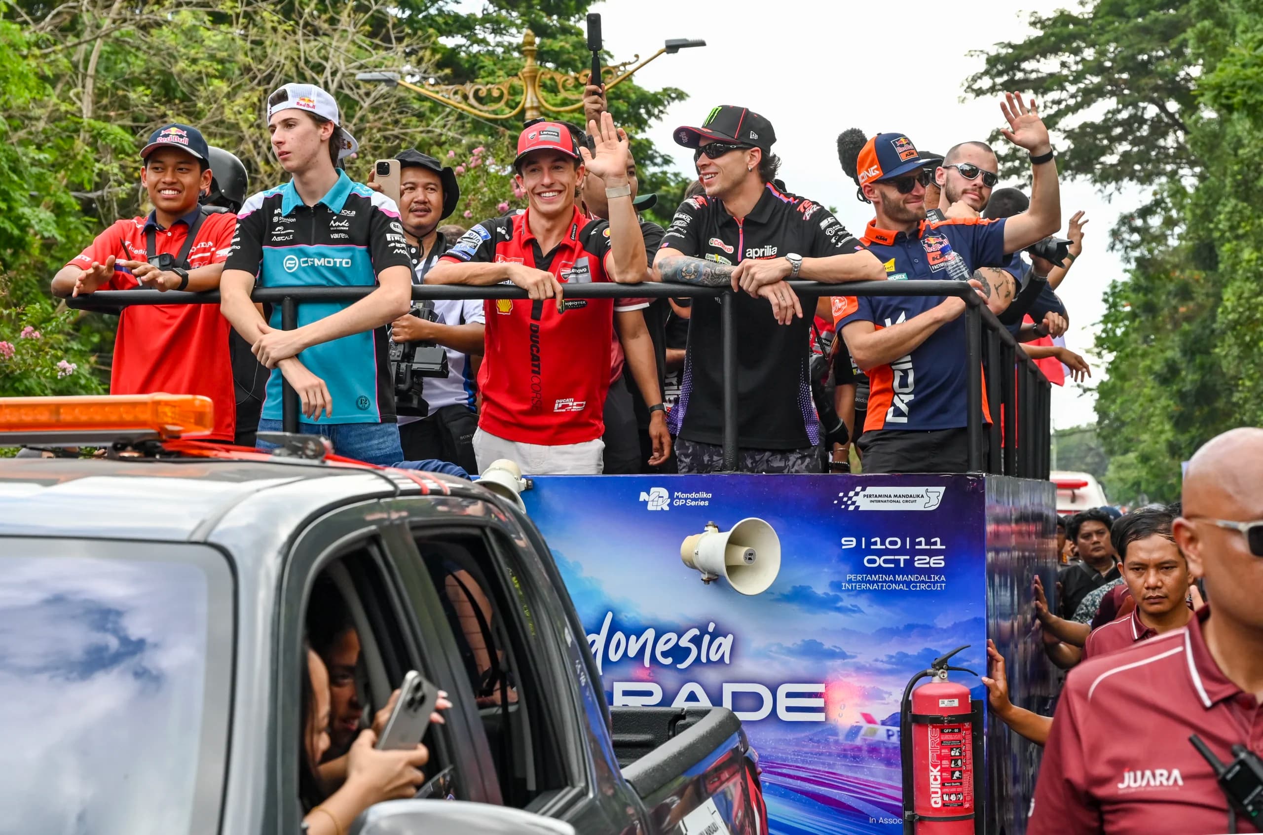 Pembalap Aprilia Racing Marco Bezzecchi (kedua kanan) bersama pembalap Ducati Lenovo Team Marc Marquez (tengah), pembalap Red Bull KTM Factory Racing Brad Binder (kanan), pembalap Honda Team Asia Veda Pratama (kiri), dan pembalap CFMOTO Gaviota Aspar Team Maximo Quiles (kedua kiri) menyapa penggemarnya saat mengikuti MotoGP Riders Parade di Jalan Udayana, Mataram, NTB, Rabu (7/10/2026). Pembalap Aprilia Racing Marco Bezzecchi (kedua kanan) bersama pembalap Ducati Lenovo Team Marc Marquez (tengah), pembalap Red Bull KTM Factory Racing Brad Binder (kanan), pembalap Honda Team Asia Veda Pratama (kiri), dan pembalap CFMOTO Gaviota Aspar Team Maximo Quiles (kedua kiri) menyapa penggemarnya saat mengikuti MotoGP Riders Parade di Jalan Udayana, Mataram, NTB, Rabu (7/10/2026).