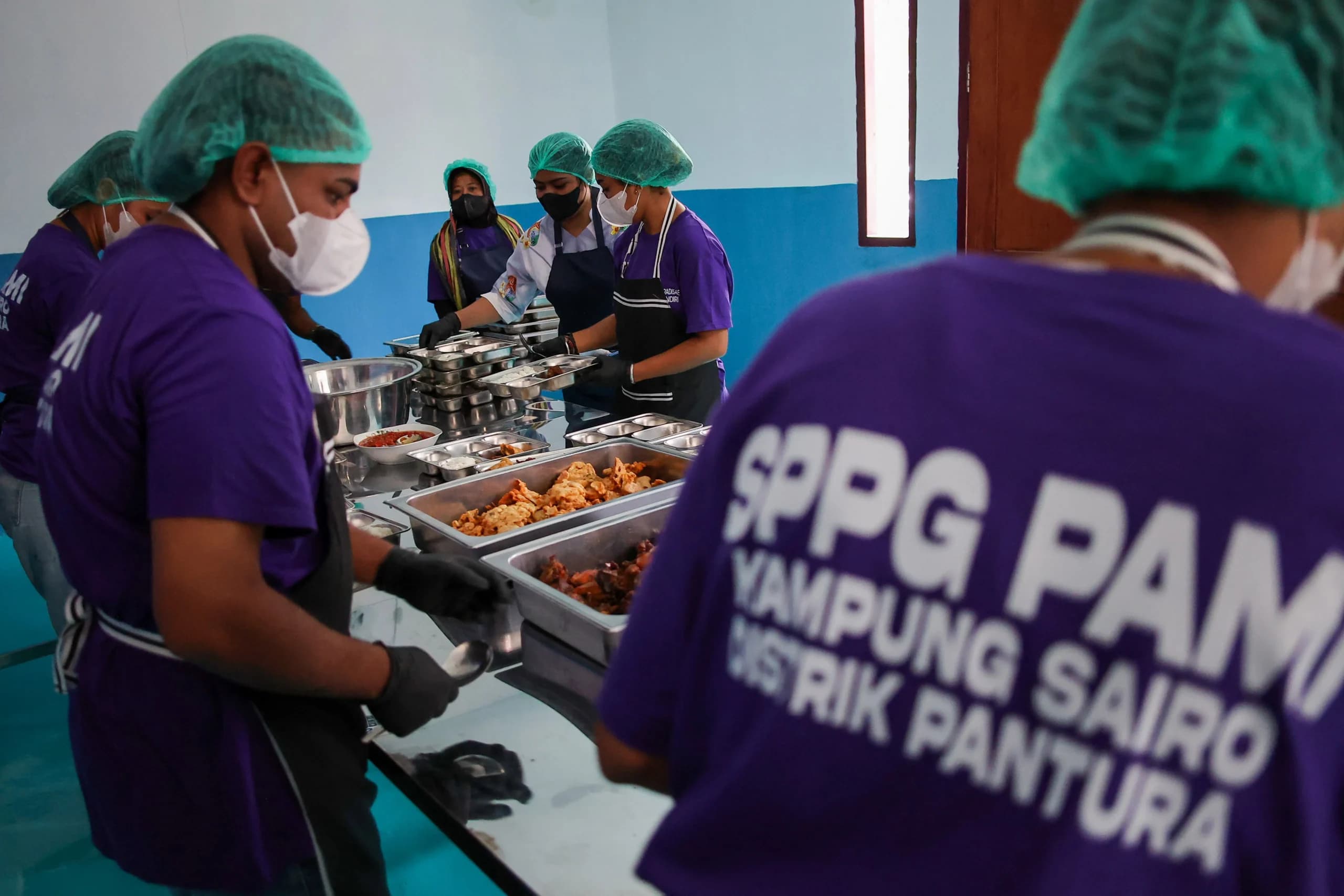 Sejumlah petugas menyiapkan menu Program Makan Bergizi Gratis (MBG) saat peluncuran dapur Satuan Pelayanan Pemenuhan Gizi (SPPG) di Kampung Sairo, Manokwari, Papua Barat, Jumat (2/10/2026). Sejumlah petugas menyiapkan menu Program Makan Bergizi Gratis (MBG) saat peluncuran dapur Satuan Pelayanan Pemenuhan Gizi (SPPG) di Kampung Sairo, Manokwari, Papua Barat, Jumat (2/10/2026).