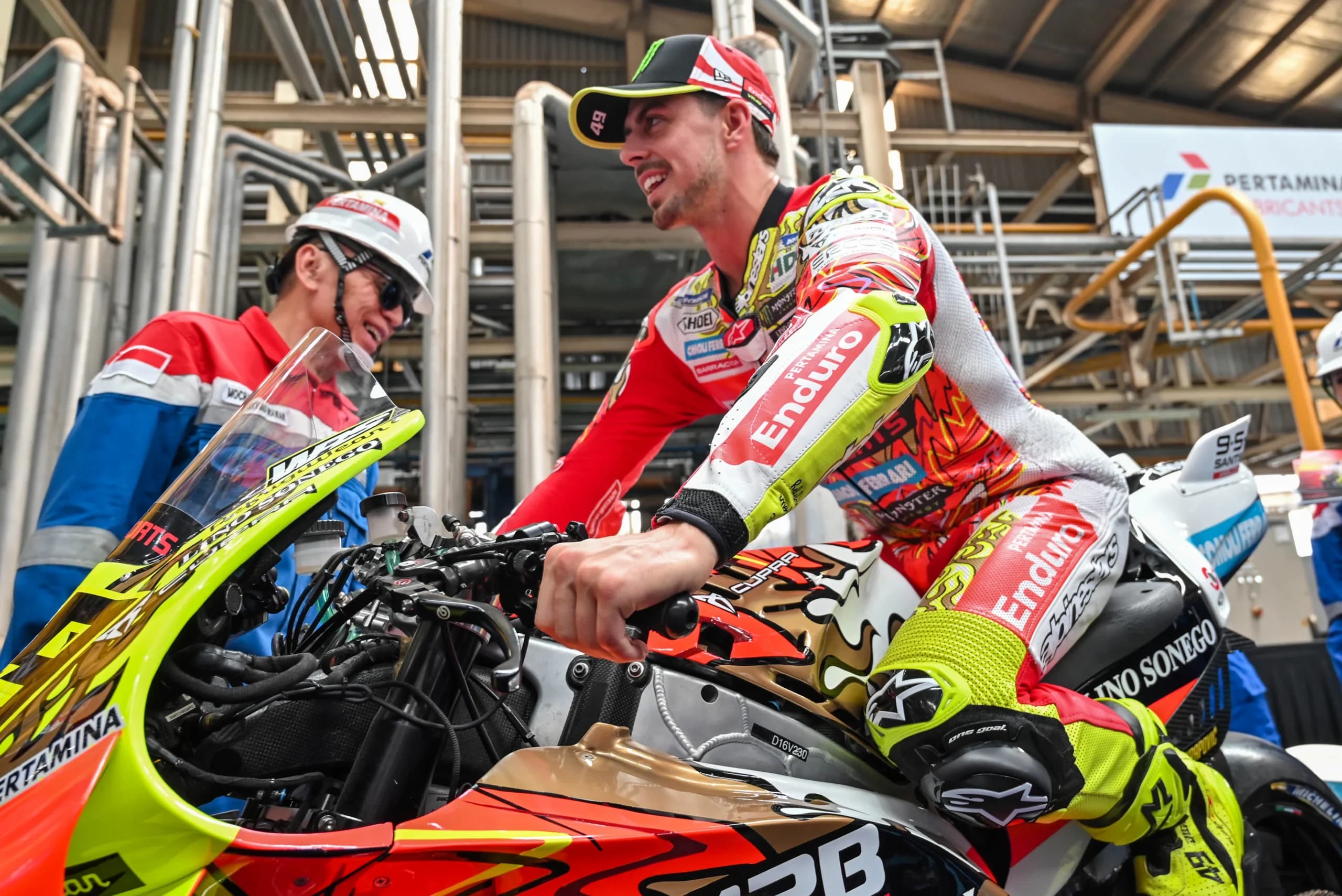 Komisaris Utama PT Pertamina (Persero) Mochamad Iriawan (kiri) mengamati pembalap Pertamina Enduro VR46 Fabio Di Giannantonio (kanan) menaiki motor saat peluncuran livery khusus bermotif burung Garuda di Production Unit Jakarta Pertamina Lubricants, Koja, Jakarta Komisaris Utama PT Pertamina (Persero) Mochamad Iriawan (kiri) mengamati pembalap Pertamina Enduro VR46 Fabio Di Giannantonio (kanan) menaiki motor saat peluncuran livery khusus bermotif burung Garuda di Production Unit Jakarta Pertamina Lubricants, Koja, Jakarta