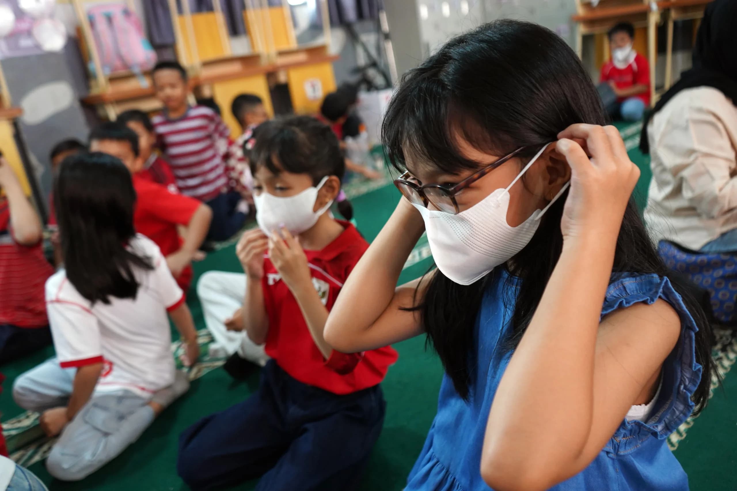 Sejumlah siswa memakai masker yang dibagikan gratis sebelum mengikuti kegiatan belajar mengajar di SD Telkom Makassar, Sulawesi Selatan, Rabu (14/10/2026). Sejumlah siswa memakai masker yang dibagikan gratis sebelum mengikuti kegiatan belajar mengajar di SD Telkom Makassar, Sulawesi Selatan, Rabu (14/10/2026).