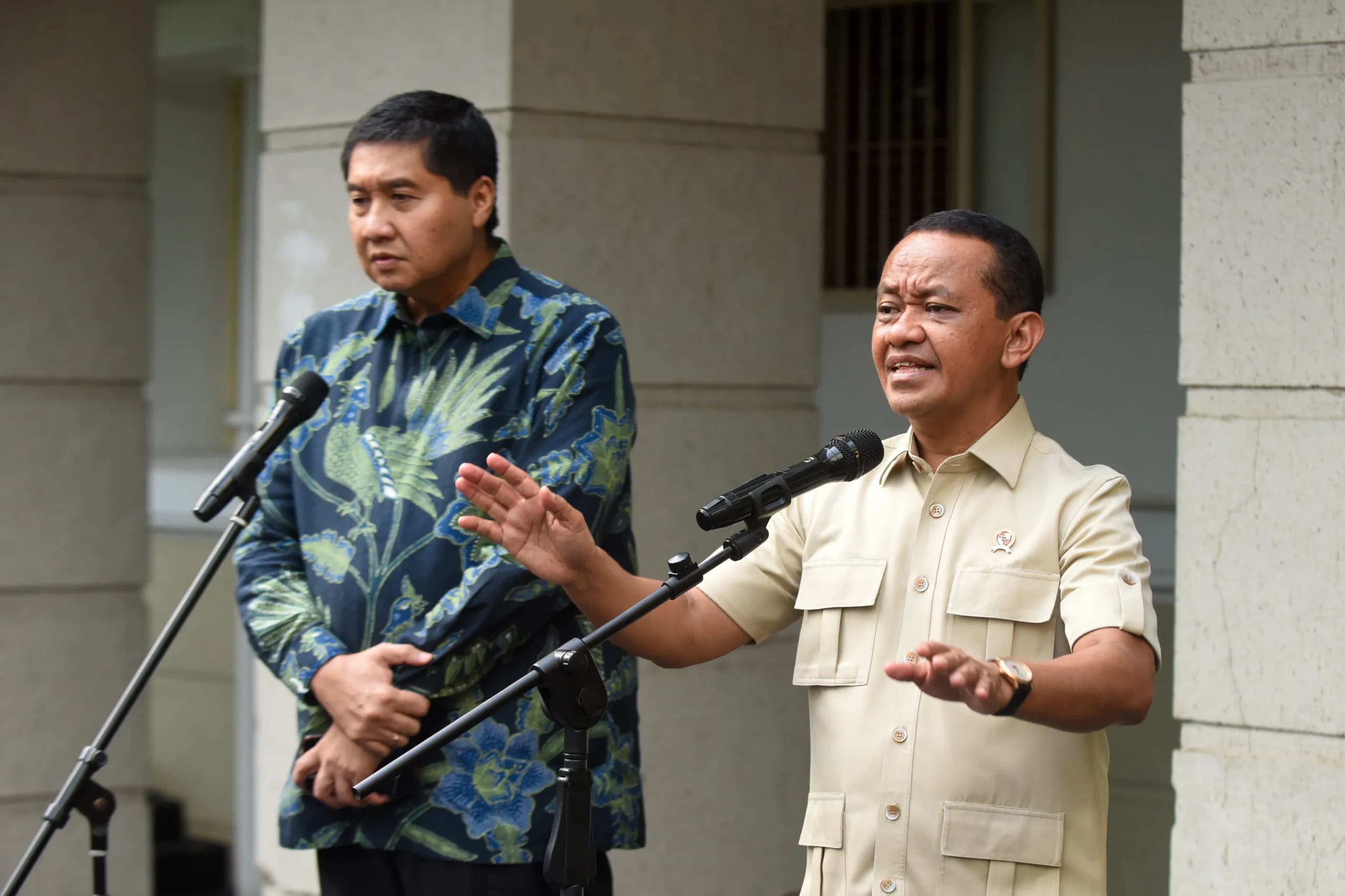 Menteri Koordinator Bidang Hilirisasi dan Transisi Energi sekaligus Menteri Energi dan Sumber Daya Mineral (ESDM) Bahlil Lahadalia (kanan) bersama Menteri Perumahan dan Kawasan Permukiman (PKP) Maruarar Sirait (kiri) menyampaikan penjelasan saat konferensi pers sinergi program kementerian seusai pertemuan di Kantor Kementerian ESDM, Jakarta, Jumat (9/10/2026). Menteri Koordinator Bidang Hilirisasi dan Transisi Energi sekaligus Menteri Energi dan Sumber Daya Mineral (ESDM) Bahlil Lahadalia (kanan) bersama Menteri Perumahan dan Kawasan Permukiman (PKP) Maruarar Sirait (kiri) menyampaikan penjelasan saat konferensi pers sinergi program kementerian seusai pertemuan di Kantor Kementerian ESDM, Jakarta, Jumat (9/10/2026).