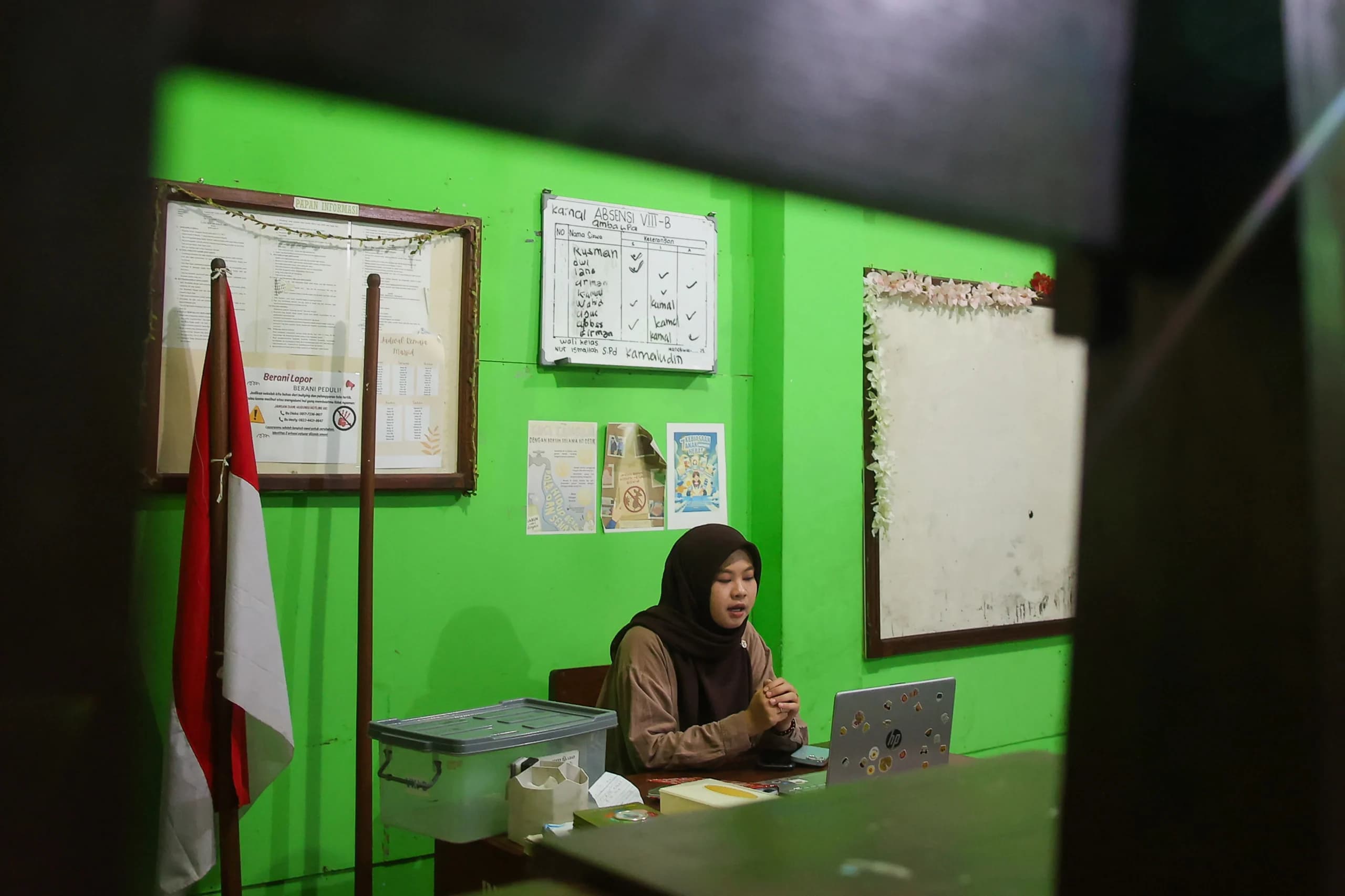 Guru melaksanakan pembelajaran jarak jauh (PJJ) secara daring di SMP Yayasan Pendidikan Islam (YAPIS) Manokwari, Papua Barat, Jumat (9/10/2026). Guru melaksanakan pembelajaran jarak jauh (PJJ) secara daring di SMP Yayasan Pendidikan Islam (YAPIS) Manokwari, Papua Barat, Jumat (9/10/2026).