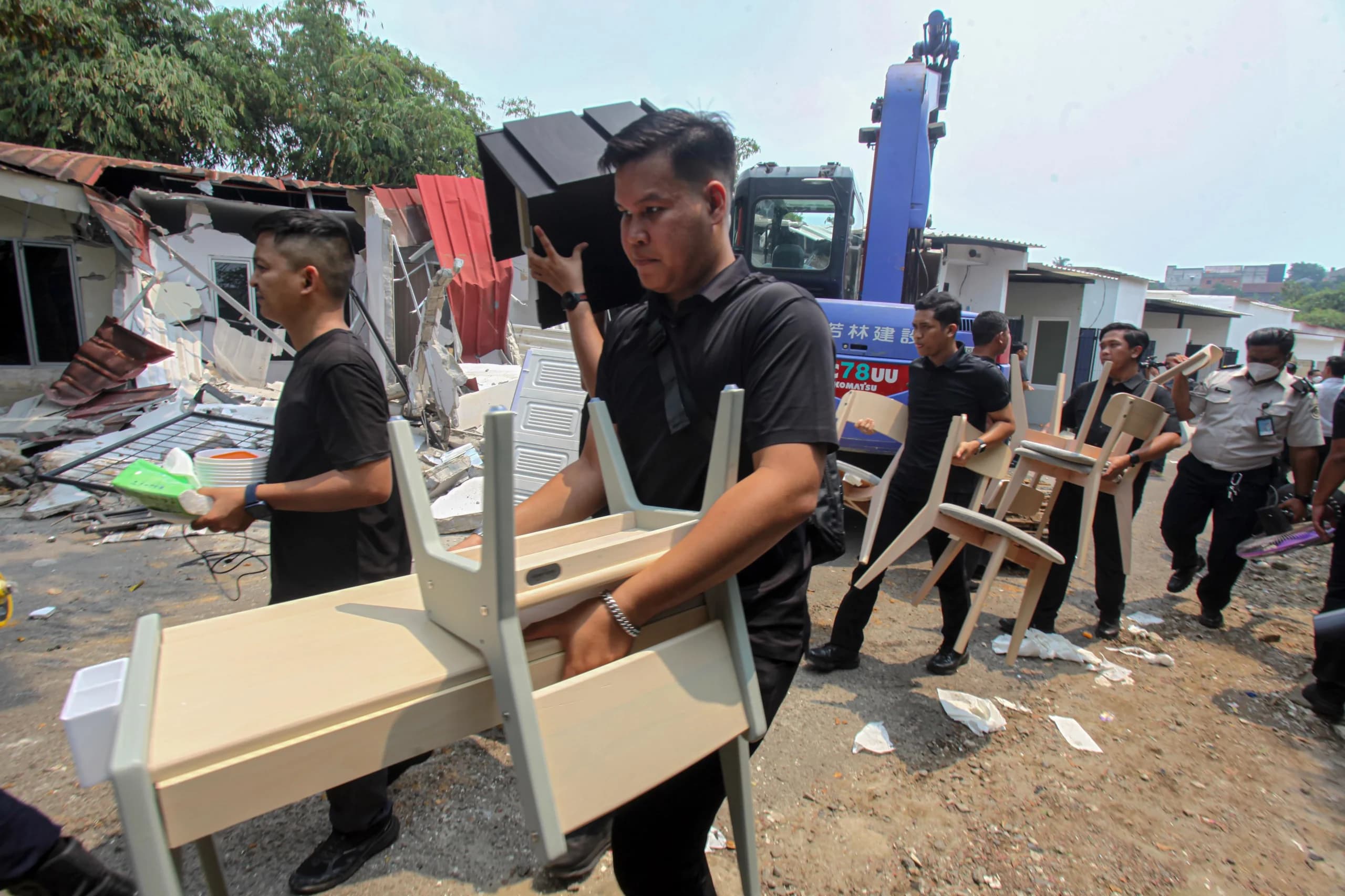 Petugas mengangkut barang saat pembongkaran bangunan di Lapas Kelas IIA Cibinong, Kabupaten Bogor, Jawa Barat, Rabu (30/9/2026). Petugas mengangkut barang saat pembongkaran bangunan di Lapas Kelas IIA Cibinong, Kabupaten Bogor, Jawa Barat, Rabu (30/9/2026).