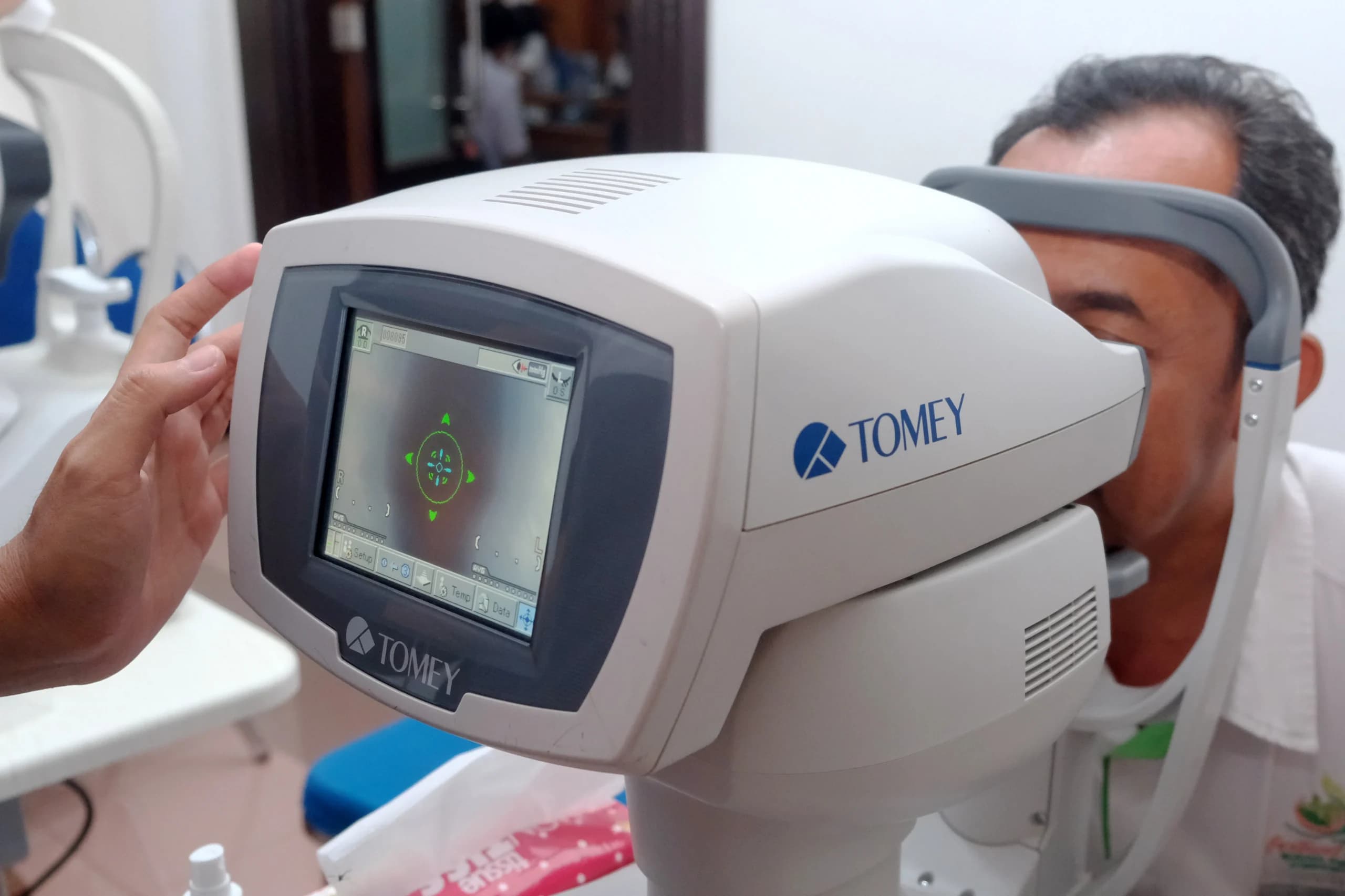 Seorang aparatur sipil negara (ASN) mengikuti pemeriksaan kesehatan mata menggunakan alat autorefraktor dalam rangka memperingati Hari Penglihatan Sedunia atau World Sight Day di Pusat Pemerintahan Kabupaten Badung Seorang aparatur sipil negara (ASN) mengikuti pemeriksaan kesehatan mata menggunakan alat autorefraktor dalam rangka memperingati Hari Penglihatan Sedunia atau World Sight Day di Pusat Pemerintahan Kabupaten Badung