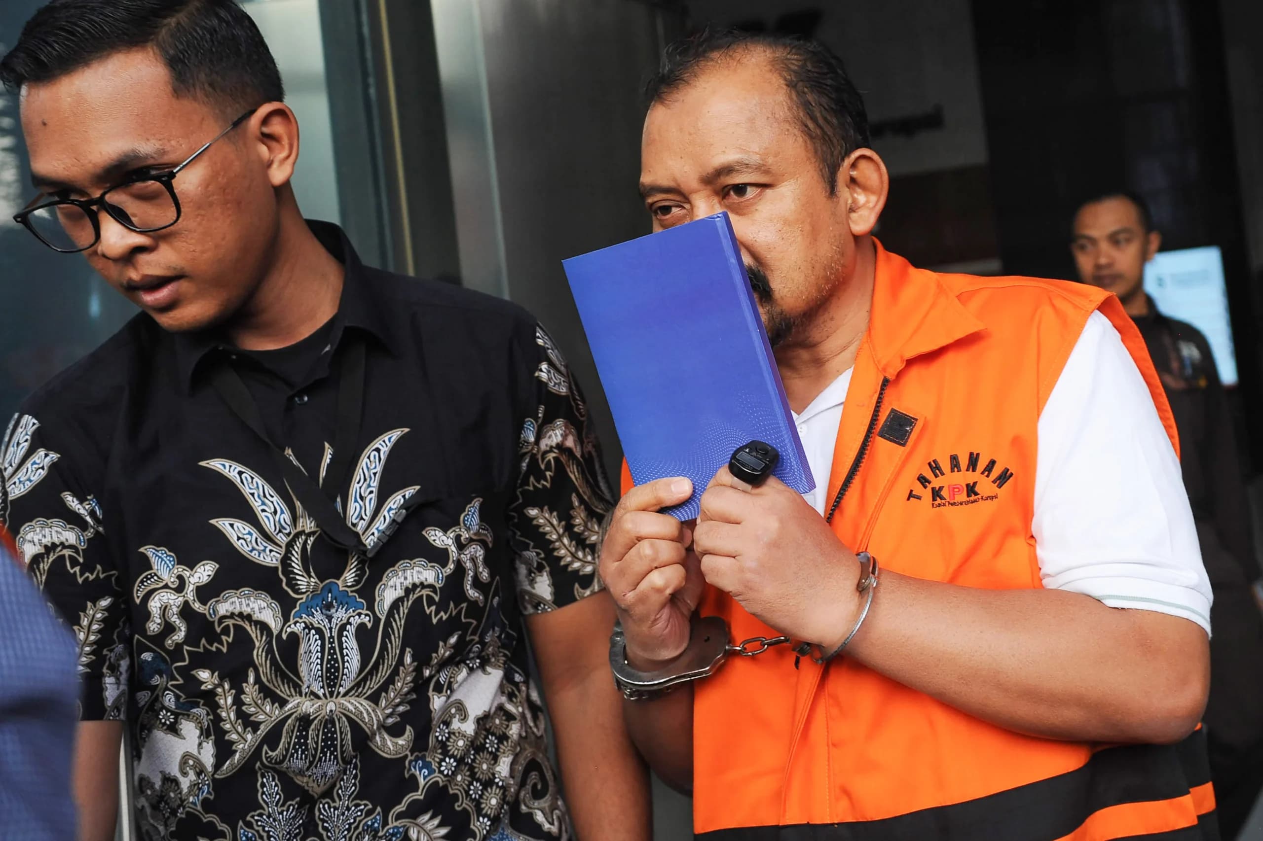 Tersangka kasus dugaan korupsi di lingkungan pemerintahan Kabupaten Pemalang, Anom Widiyantoro (kanan) berjalan menuju mobil tahanan usai menjalani pemeriksaan di Gedung Merah Putih KPK, Jakarta, Selasa (15/9/2026). Tersangka kasus dugaan korupsi di lingkungan pemerintahan Kabupaten Pemalang, Anom Widiyantoro (kanan) berjalan menuju mobil tahanan usai menjalani pemeriksaan di Gedung Merah Putih KPK, Jakarta, Selasa (15/9/2026).