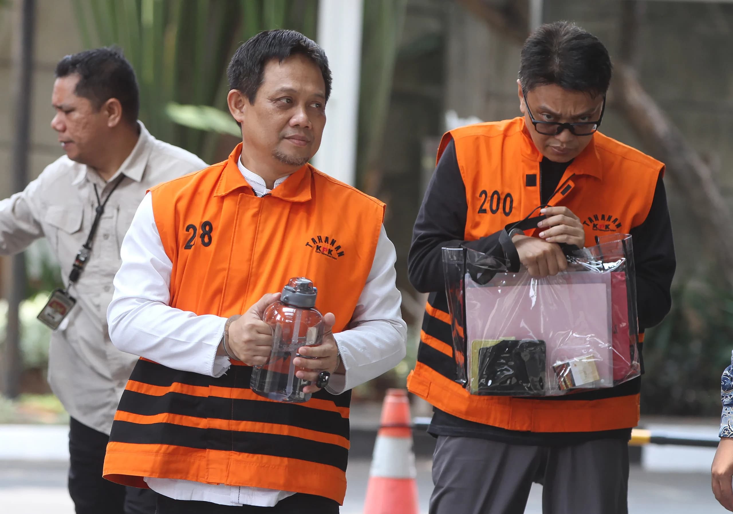 ersangka kasus dugaan korupsi pengurusan hak guna bangunan (HGB) Arif Sugiyanto (kiri) dan Erwin (kanan) berjalan menuju ruang pemeriksaan di Gedung Merah Putih KPK, Jakarta. (Sumber: Antara Foto/Reno Esnir/sgd/tom) ersangka kasus dugaan korupsi pengurusan hak guna bangunan (HGB) Arif Sugiyanto (kiri) dan Erwin (kanan) berjalan menuju ruang pemeriksaan di Gedung Merah Putih KPK, Jakarta. (Sumber: Antara Foto/Reno Esnir/sgd/tom)