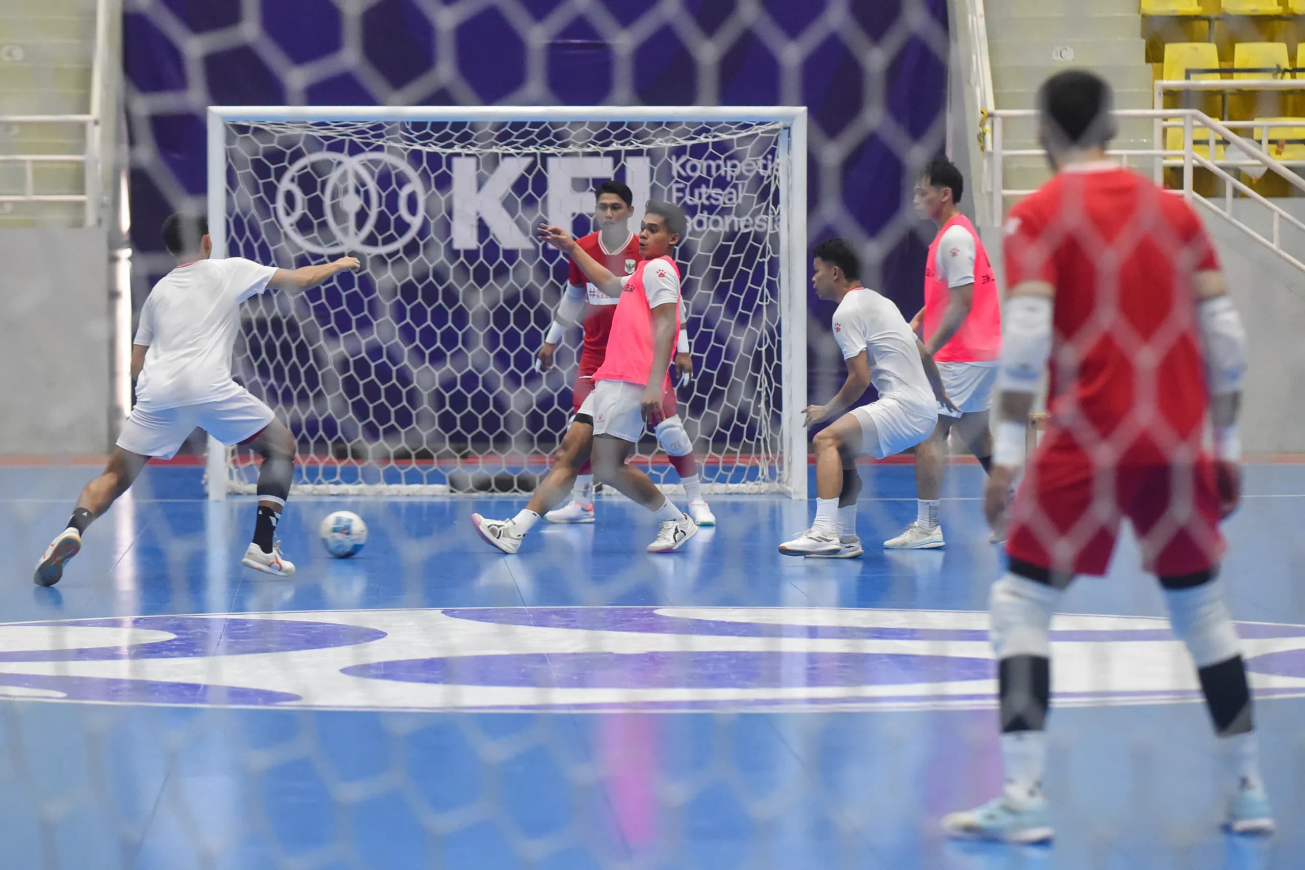 Pemain Timnas Futsal Indonesia mengikuti pemusatan latihan di GOR POPKI, Cibubur, Jakarta Pemain Timnas Futsal Indonesia mengikuti pemusatan latihan di GOR POPKI, Cibubur, Jakarta