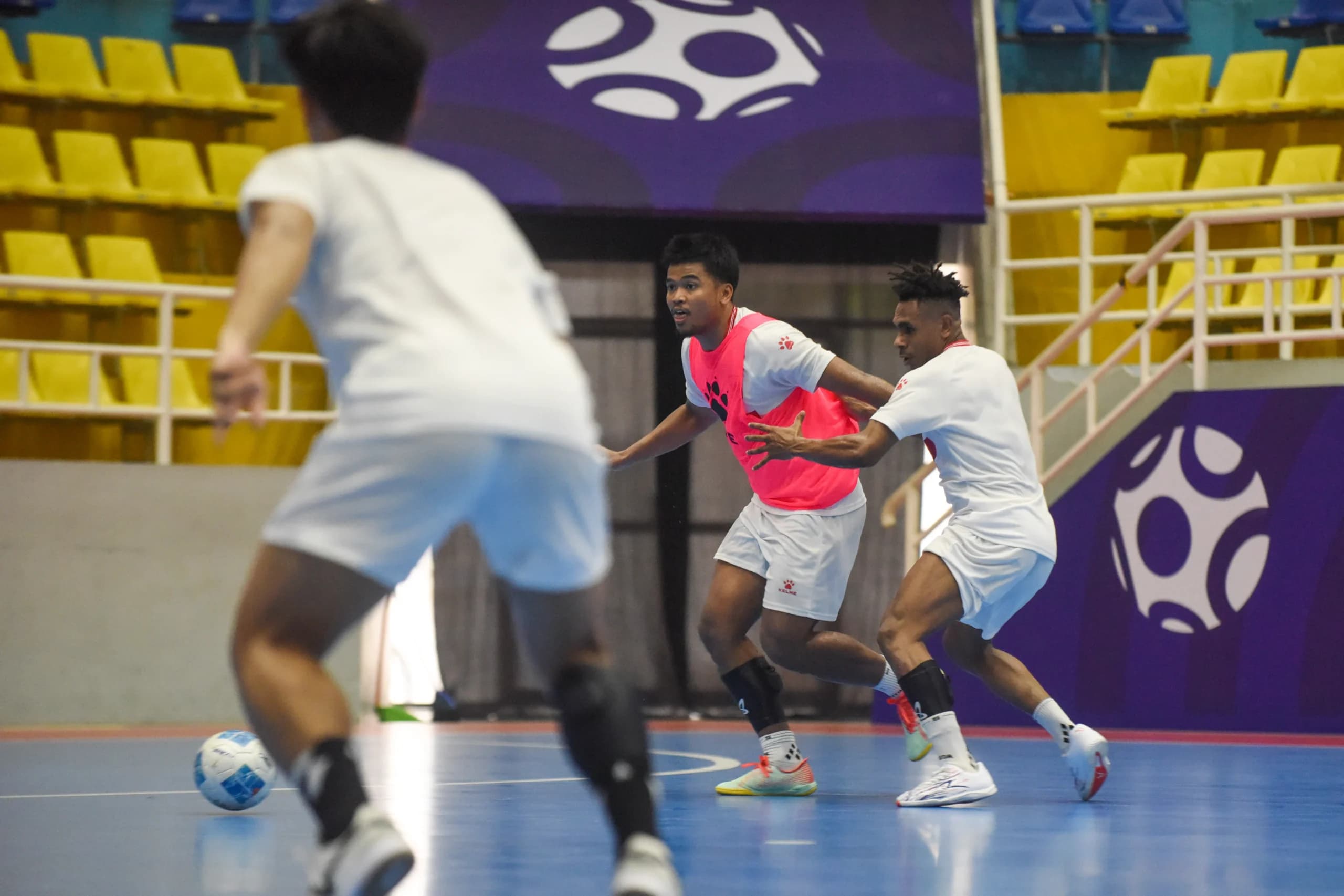 Pemain Timnas Futsal Indonesia Syauqi Saud (tengah) berusaha melewati rekannya Andarias Kareth (kanan) saat mengikuti pemusatan latihan di GOR POPKI, Cibubur, Jakarta, Pemain Timnas Futsal Indonesia Syauqi Saud (tengah) berusaha melewati rekannya Andarias Kareth (kanan) saat mengikuti pemusatan latihan di GOR POPKI, Cibubur, Jakarta,
