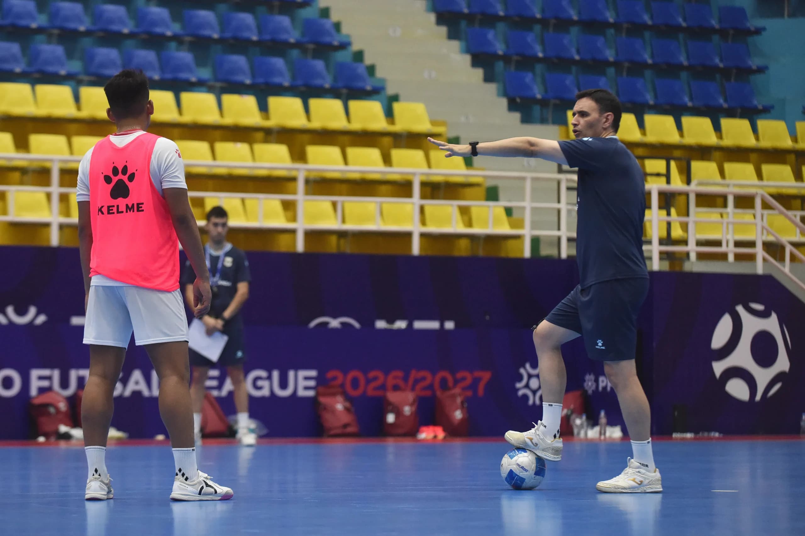 Pelatih Kepala Timnas Futsal Indonesia Hector Souto (kanan) memberikan arahan kepada pemain saat pemusatan latihan di GOR POPKI, Cibubur, Jakarta Pelatih Kepala Timnas Futsal Indonesia Hector Souto (kanan) memberikan arahan kepada pemain saat pemusatan latihan di GOR POPKI, Cibubur, Jakarta