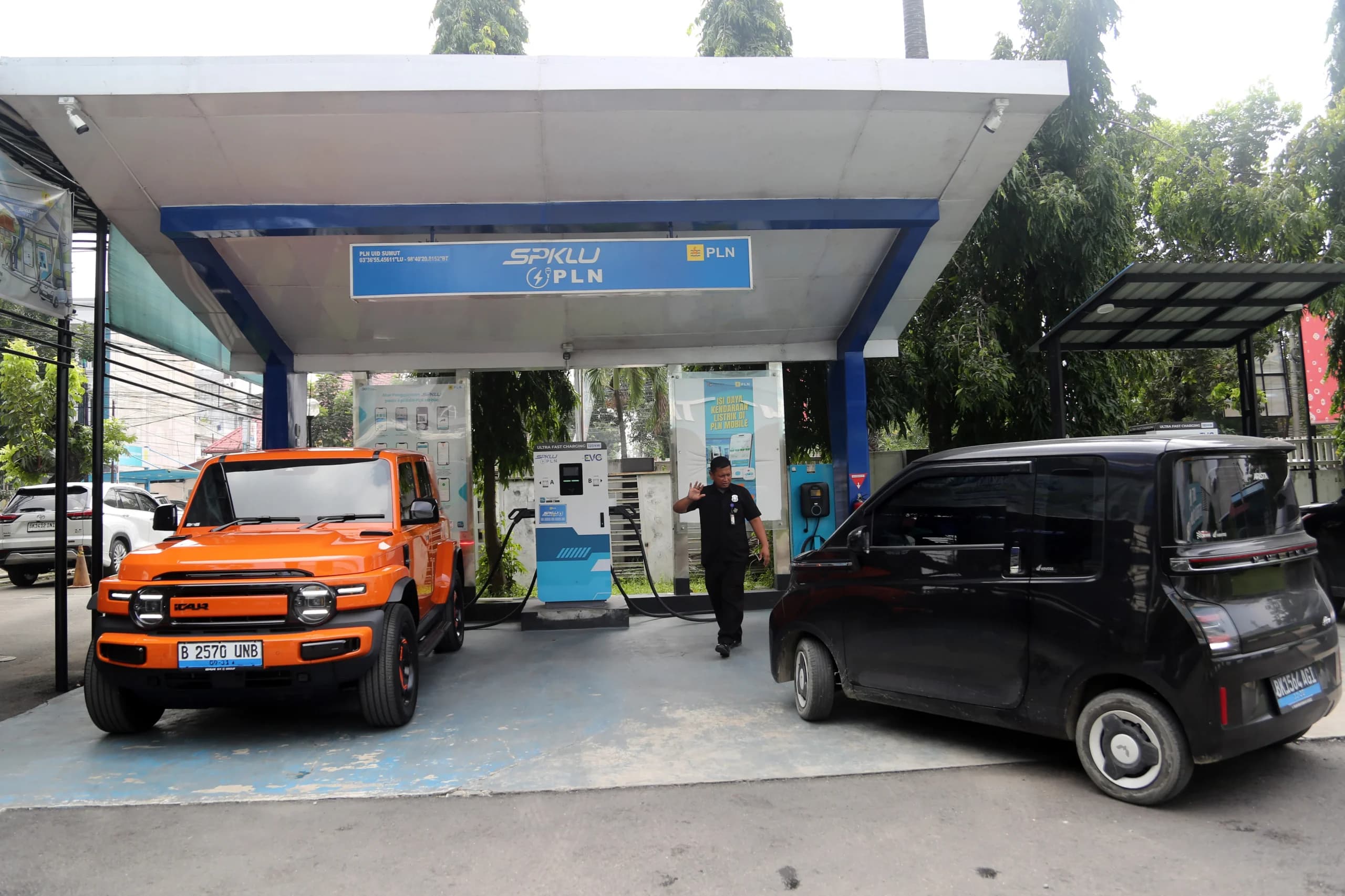 Petugas membantu pelanggan mengisi daya mobil listrik di Stasiun Pengisian Kendaraan Listrik Umum (SPKLU), Medan, Sumatera Utara Petugas membantu pelanggan mengisi daya mobil listrik di Stasiun Pengisian Kendaraan Listrik Umum (SPKLU), Medan, Sumatera Utara