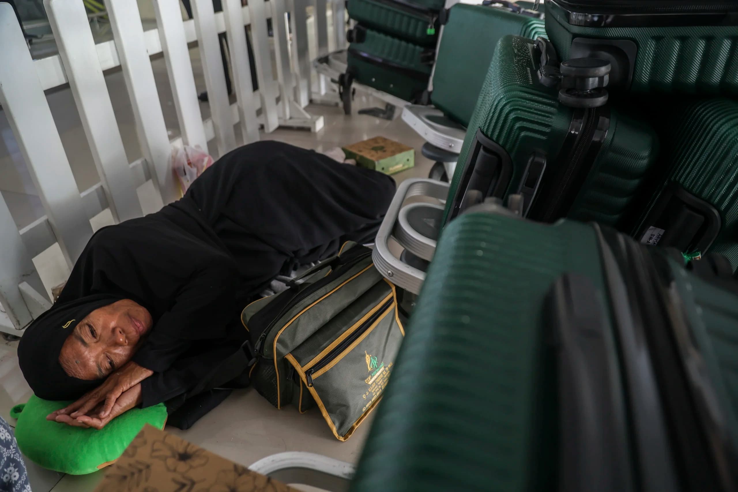 Seorang penumpang tertidur di area terminal keberangkatan di Bandara Sultan Babullah, Ternate, Maluku Utara, Senin (12/10/2026). Seorang penumpang tertidur di area terminal keberangkatan di Bandara Sultan Babullah, Ternate, Maluku Utara, Senin (12/10/2026).