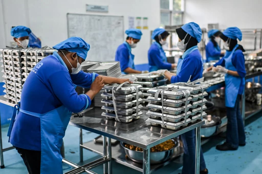 Petugas menyiapkan paket makanan bergizi gratis di Satuan Pelayanan Pemenuhan Gizi (SPPG) Kota Bogor, Bogor Barat Pasir Kuda 01, Jawa Barat Petugas menyiapkan paket makanan bergizi gratis di Satuan Pelayanan Pemenuhan Gizi (SPPG) Kota Bogor, Bogor Barat Pasir Kuda 01, Jawa Barat