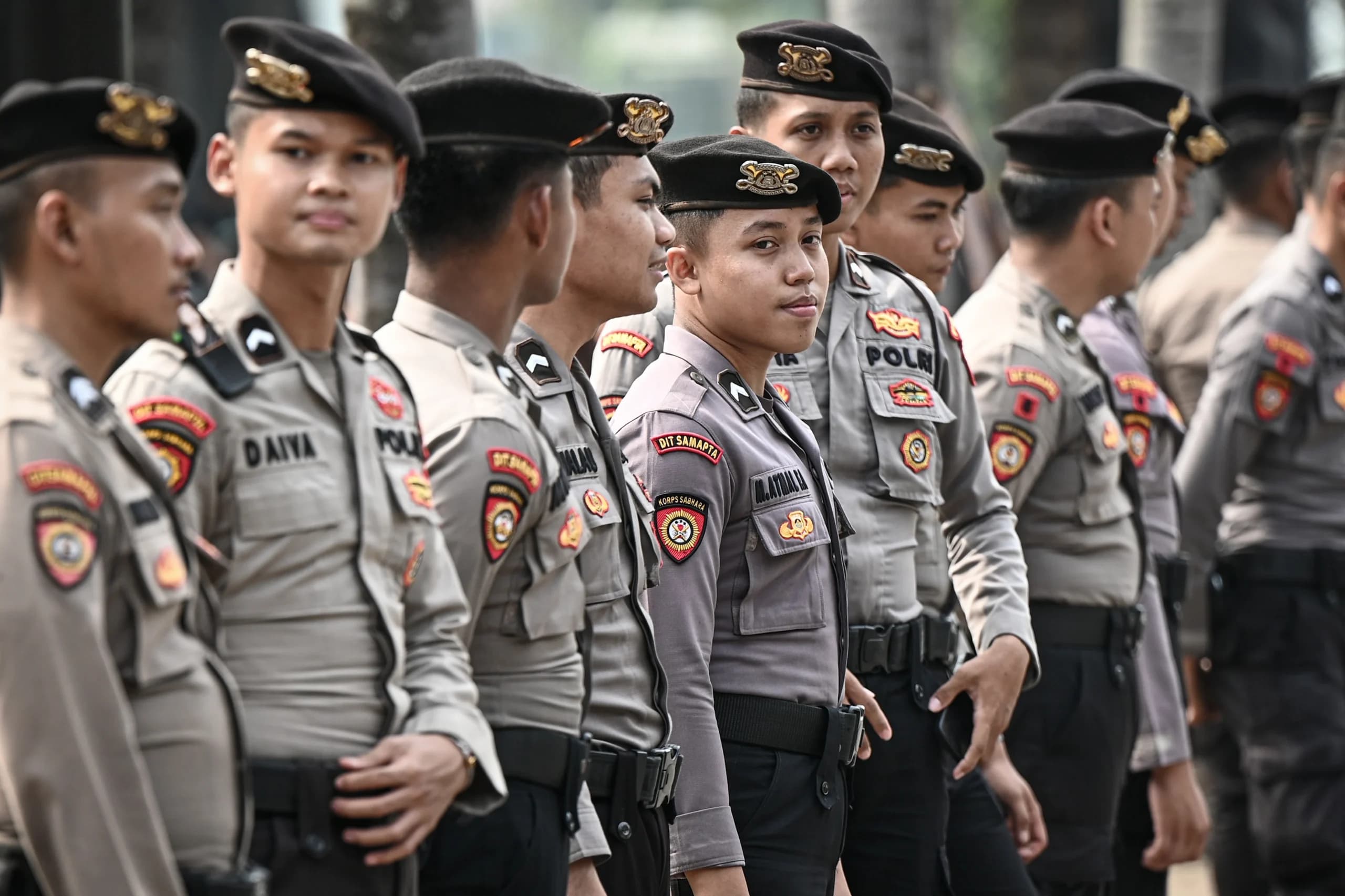 Anggota polisi berjaga di gerbang masuk jelang pertandingan Persija Jakarta melawan Persib Bandung di Stadion Utama Gelora Bung Karno, Jakarta, Sabtu (12/9/2026). Anggota polisi berjaga di gerbang masuk jelang pertandingan Persija Jakarta melawan Persib Bandung di Stadion Utama Gelora Bung Karno, Jakarta, Sabtu (12/9/2026).